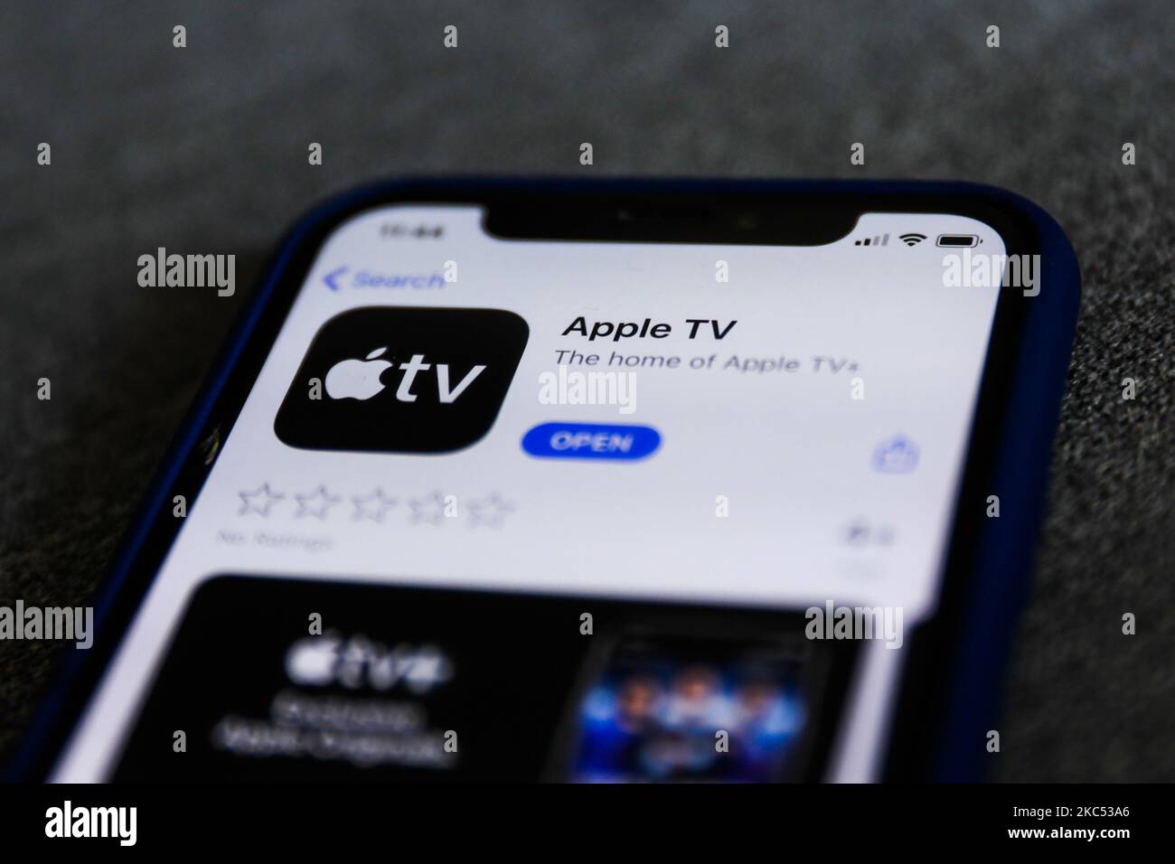 Il logo Apple TV viene visualizzato sullo schermo del telefono in questa foto scattata in Polonia il 1 dicembre 2020. (Foto di Jakub Porzycki/NurPhoto) Foto Stock