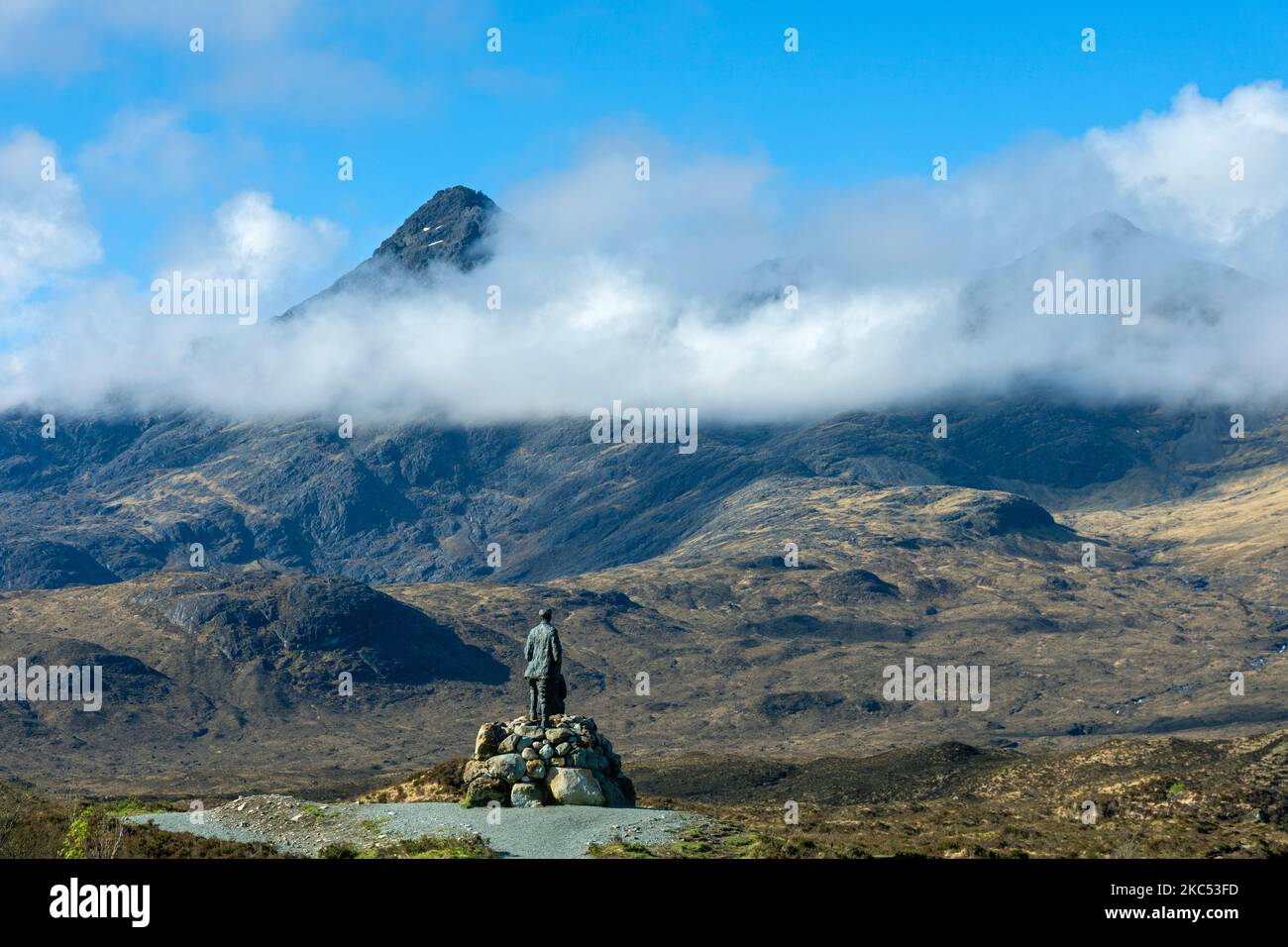 Sgurr nan Gillean e le montagne di Cuillin, da Sligachan, Isola di Skye, Scozia, Regno Unito. Scultura di John Mackenzie e Norman Collie in primo piano. Foto Stock