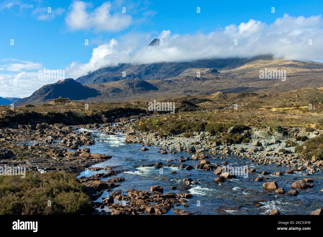 Sgurr nan Gillean e le montagne di Cuillin, dal fiume Sligachan, a Sligachan, Isola di Skye, Scozia, Regno Unito. Foto Stock