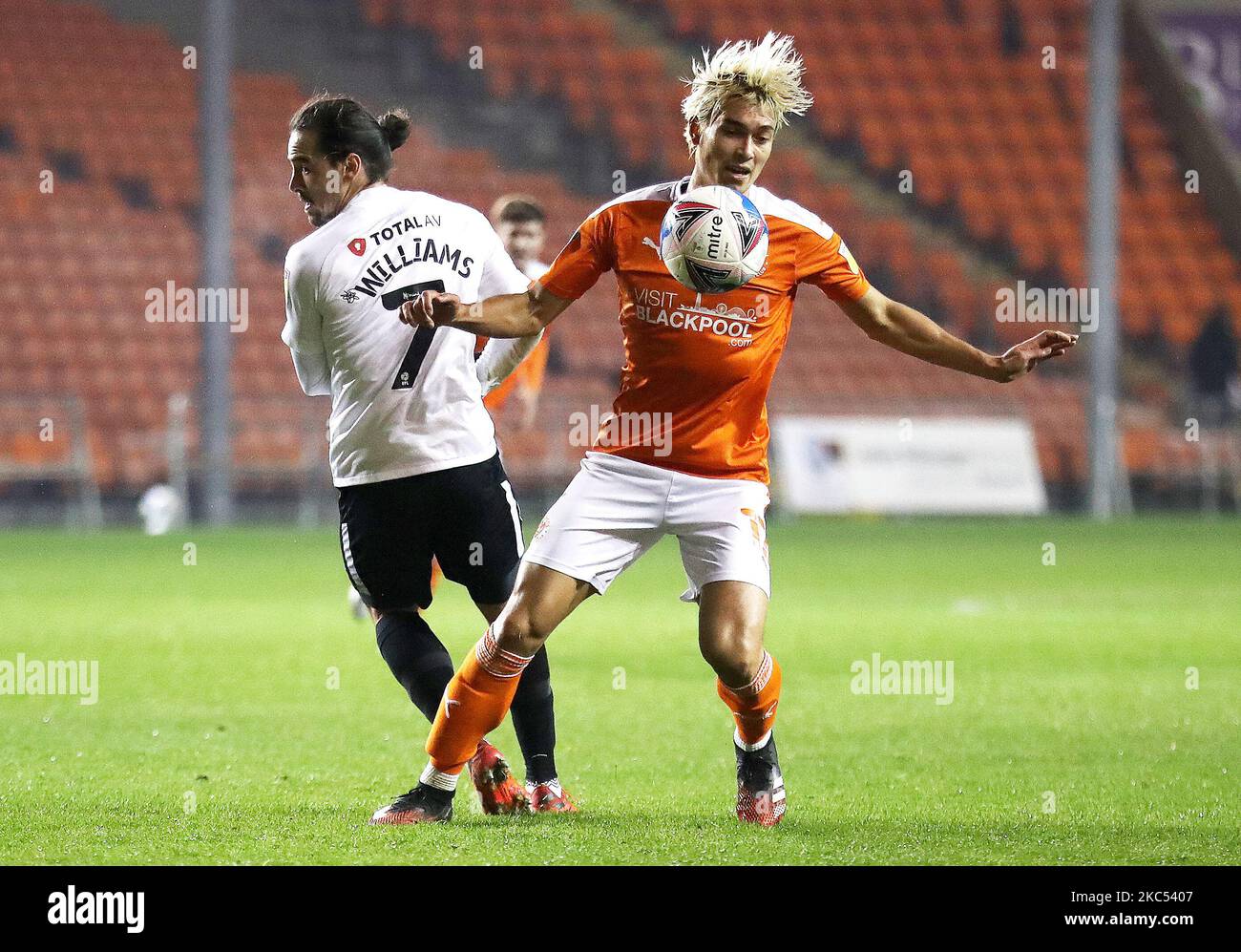 La Matty Virtue di Blackpool (a destra) e la Ryan Williams di Portsmouth combattono per la palla durante la partita della Sky Bet League 1 tra Blackpool e Portsmouth a Bloomfield Road, Blackpool, martedì 1st dicembre 2020. (Foto di Tim Markland/MI News/NurPhoto) Foto Stock