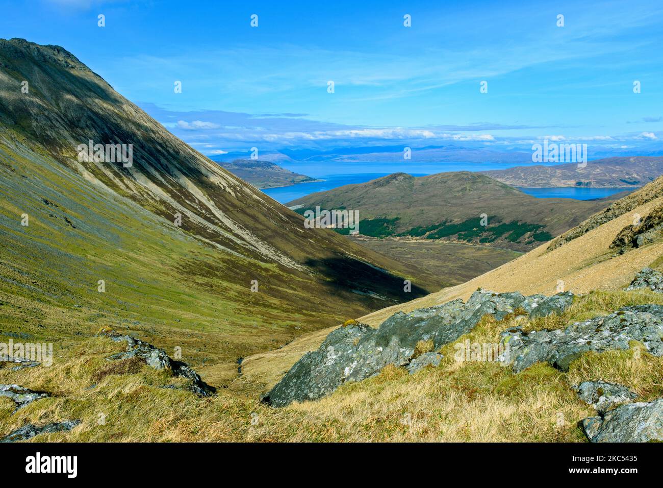 Guardando attraverso il suono interno verso la terraferma dal Bealach na Sgàirde nelle colline di Cuillin Rosso, vicino a Sligachan, Isola di Skye, Scozia, Regno Unito Foto Stock