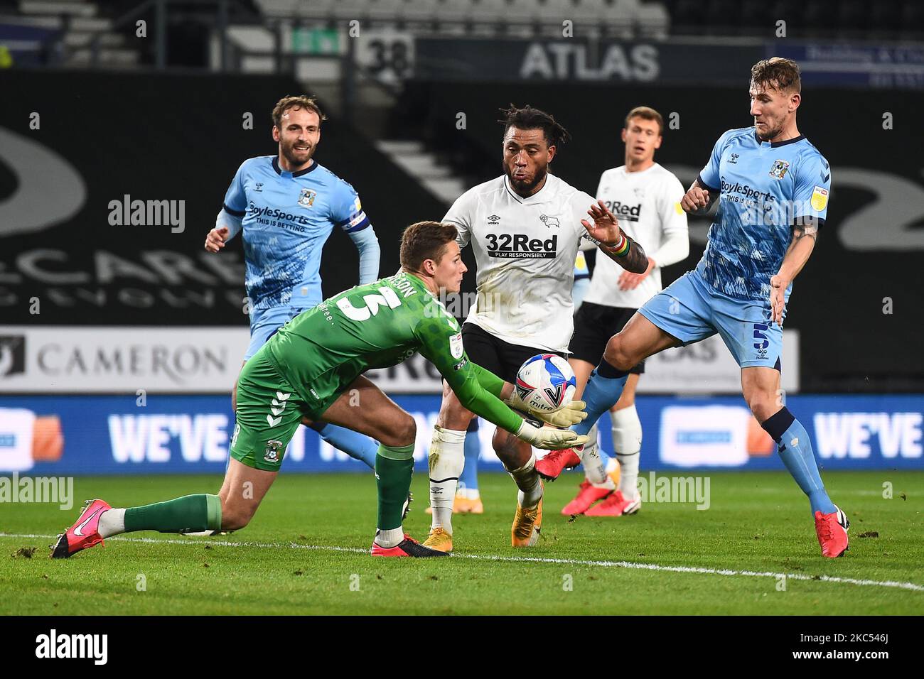 Ben Wilson di Coventry City salva la palla con Colin Kazim-Richards di Derby County che chiude durante la partita Sky Bet Championship tra Derby County e Coventry City al Pride Park, Derby, martedì 1st dicembre 2020. (Foto di Jon Hobley/MI News/NurPhoto) Foto Stock