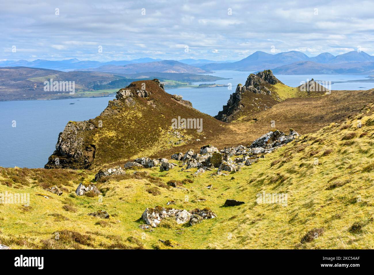 Il suono interno e le colline di Cuillin rosso dalle pendici orientali di ben Tianavaig, vicino Portree, Isola di Skye, Scozia, Regno Unito Foto Stock