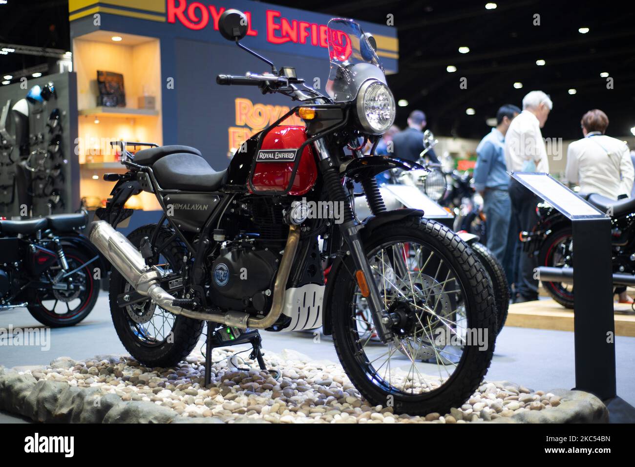 Royal Enfield è una moto multinazionale indiana in mostra durante la Thailand International Motor Expo 2020 all'Impact Challenger Muang Thong Thani il 1 dicembre 1, 2020 a Bangkok, Thailandia. (Foto di Vachira Vachira/NurPhoto) Foto Stock