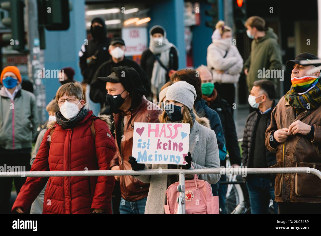 I contro-manifestanti sono visti alla stazione centrale di Duisburg, in Germania, il 29 novembre 2020. (Foto di Ying Tang/NurPhoto) Foto Stock