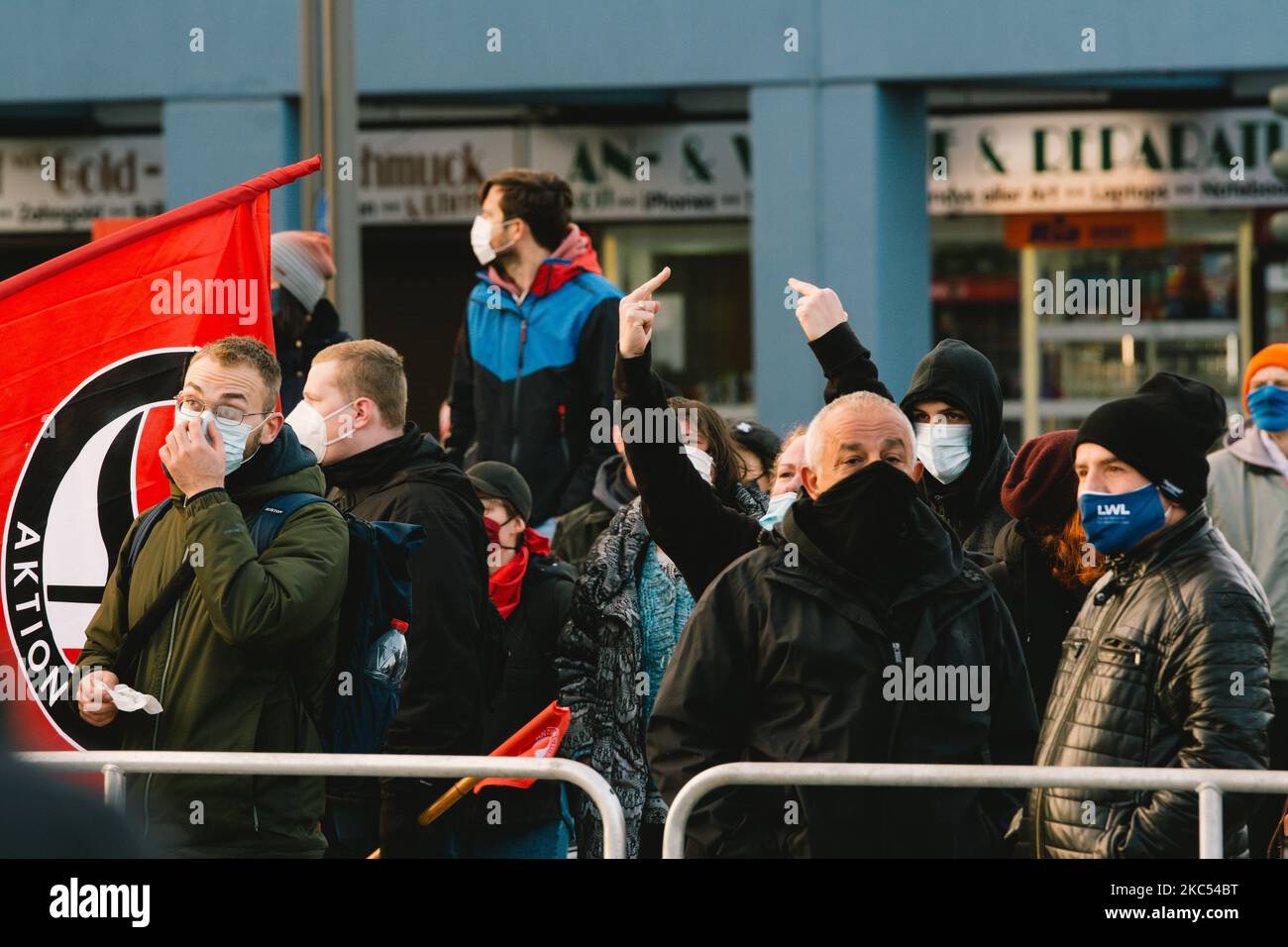 I contro-manifestanti sono visti alla stazione centrale di Duisburg, in Germania, il 29 novembre 2020. (Foto di Ying Tang/NurPhoto) Foto Stock