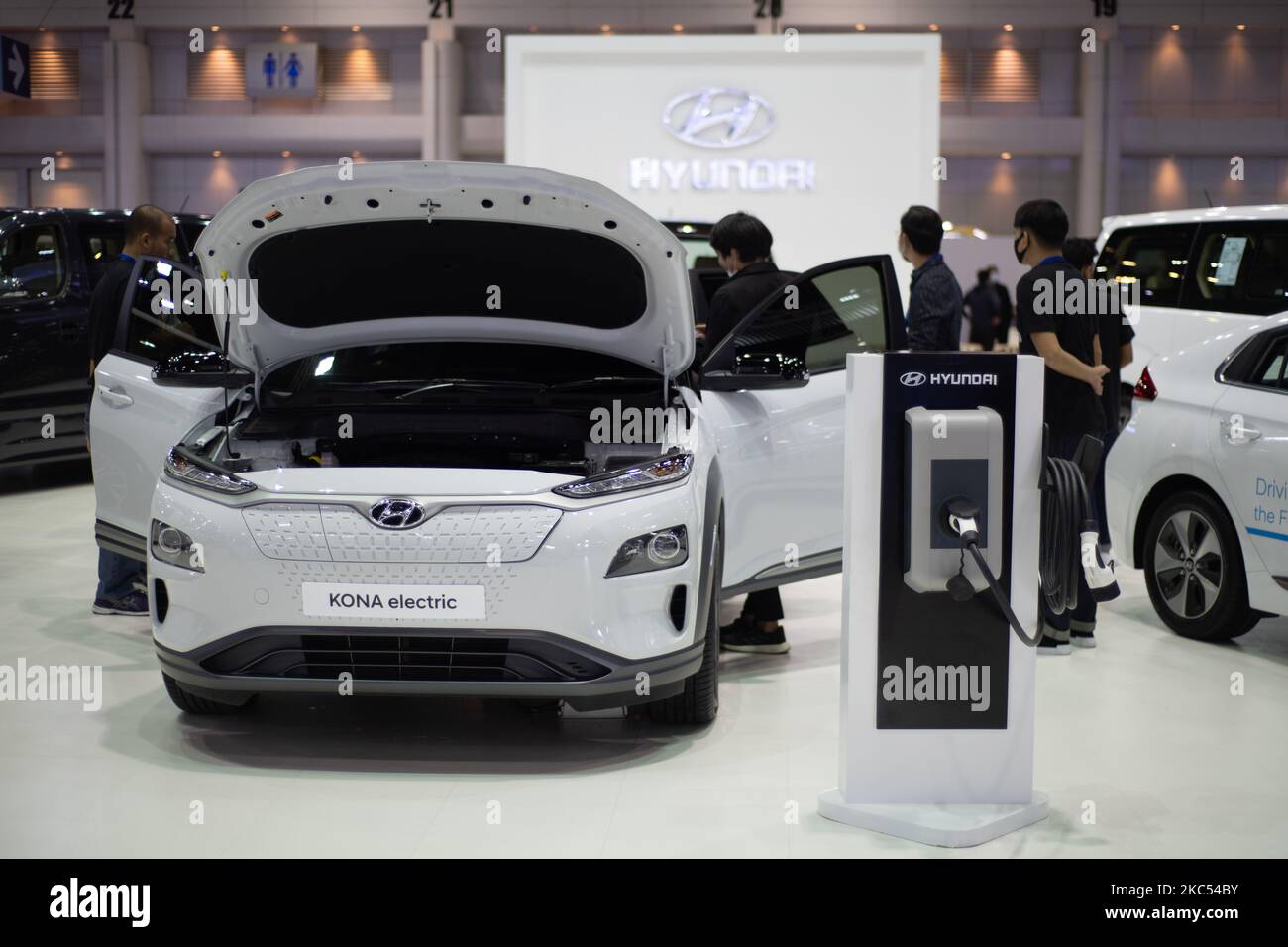 Hyundai Kona Electric (Electric Vehicle-EV) in mostra durante la Thailand International Motor Expo 2020 all'Impact Challenger Muang Thong Thani il 1 dicembre 1, 2020 a Bangkok, Thailandia. (Foto di Vachira Vachira/NurPhoto) Foto Stock