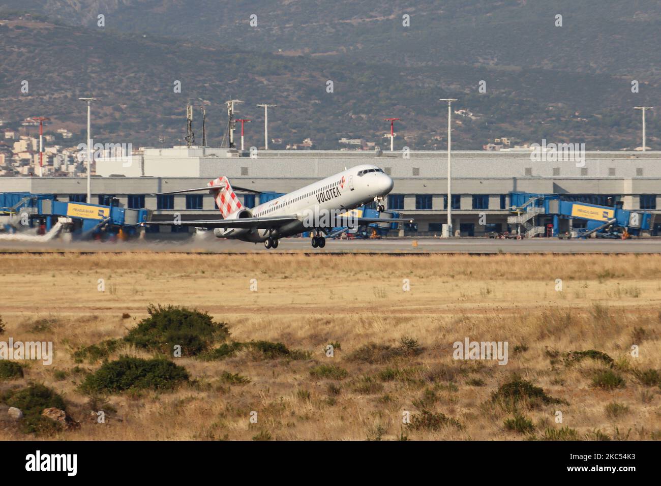 Velivolo Volotea Airlines Boeing 717 che declina come visto in partenza dall'aeroporto internazionale di Atene ATH di fronte al terminal e alla torre di controllo nel cielo blu. L'aereo B717 ha la registrazione EI-FGI. Volotea V7 VOE è una compagnia aerea spagnola low-cost con voli in Spagna, Italia, Francia e Grecia. Il vettore di bilancio ha una flotta di 36 aerei. Il traffico mondiale di passeggeri è diminuito durante l'era dell'epidemia di coronavirus, con l'industria che lotta per sopravvivere. Atene, Grecia il 21 settembre 2020 (Foto di Nicolas Economou/NurPhoto) Foto Stock