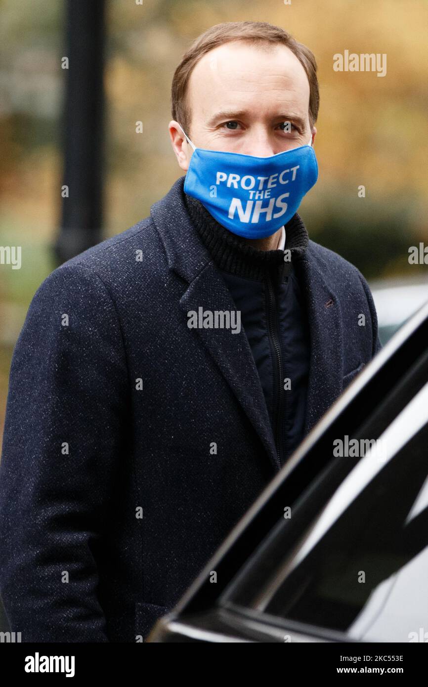 Il Segretario di Stato per la Salute e la cura sociale Matt Hancock, deputato del Partito conservatore per West Suffolk, indossa una maschera facciale "Protect the NHS" lasciando 10 Downing Street a Londra, Inghilterra, il 2 dicembre 2020. Le vaccinazioni del Covid-19 inizieranno nel Regno Unito la prossima settimana dopo che l'agenzia nazionale per la regolamentazione dei medicinali e dei prodotti sanitari (MHRA) ha approvato oggi il vaccino Pfizer-Biotech per l'uso, con gli anziani residenti in casa, altri anziani, e personale di casa di cura presumibilmente impostato per essere il primo in linea per le iniezioni. (Foto di David Cliff/NurPhoto) Foto Stock