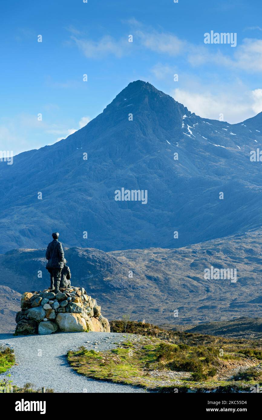 Sgurr nan Gillean nelle montagne di Cuillin, da Sligachan, Isola di Skye, Scozia, Regno Unito. Scultura di John Mackenzie e Norman Collie in primo piano. Foto Stock