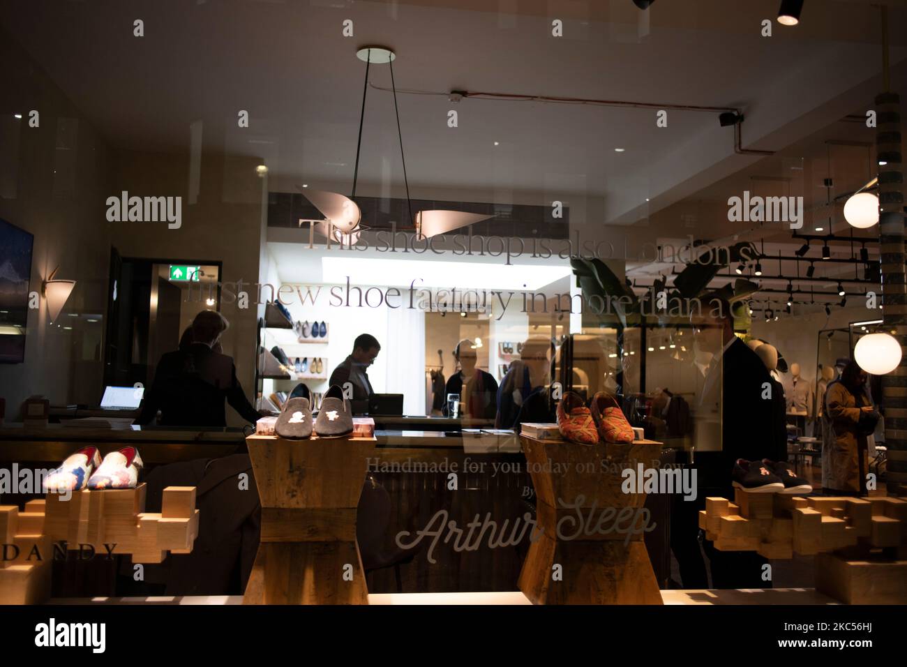 Savile Row di notte, strada rinomata per la sua tradizionale sartoria personalizzata per gli uomini, Mayfair, Londra, Inghilterra, Regno Unito Foto Stock