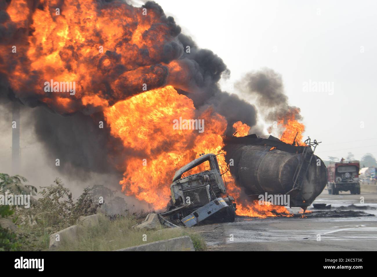 Scena di una petroliera carica di benzina che ha catturato il fuoco dopo che è caduto e ha diviso il suo contenuto attraverso la Lagos-Ibadan Expressway a Magboro, Stato di Ogun, il 2 dicembre 2020. (Foto di Olukayode Jaiyeola/NurPhoto) Foto Stock