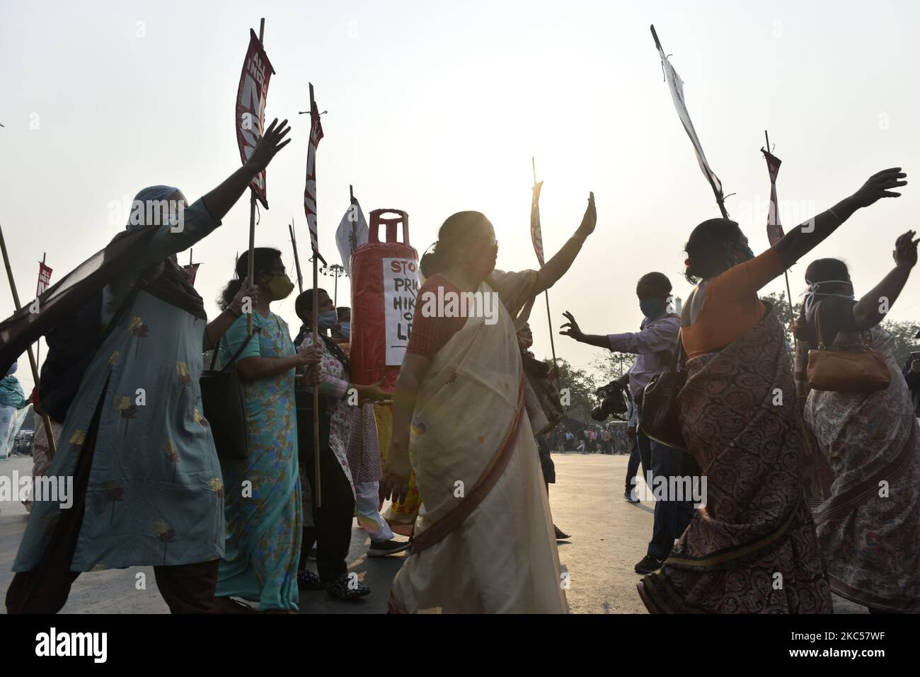 La gente grida slogan contro il governo per le nuove leggi agricole e contro l'improvviso aumento dei prezzi delle merci essenziali come bombola di GPL per la cottura, Kolkata, India, 04 dicembre, 2020. (Foto di Indranil Aditya/NurPhoto) Foto Stock