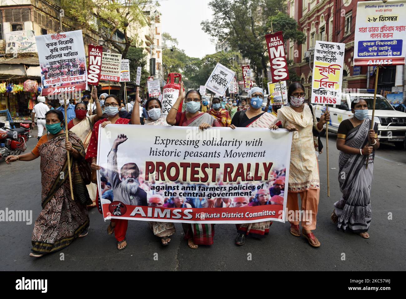 La gente grida slogan contro il governo per le nuove leggi agricole e contro l'improvviso aumento dei prezzi delle merci essenziali come bombola di GPL per la cottura, Kolkata, India, 04 dicembre, 2020. (Foto di Indranil Aditya/NurPhoto) Foto Stock