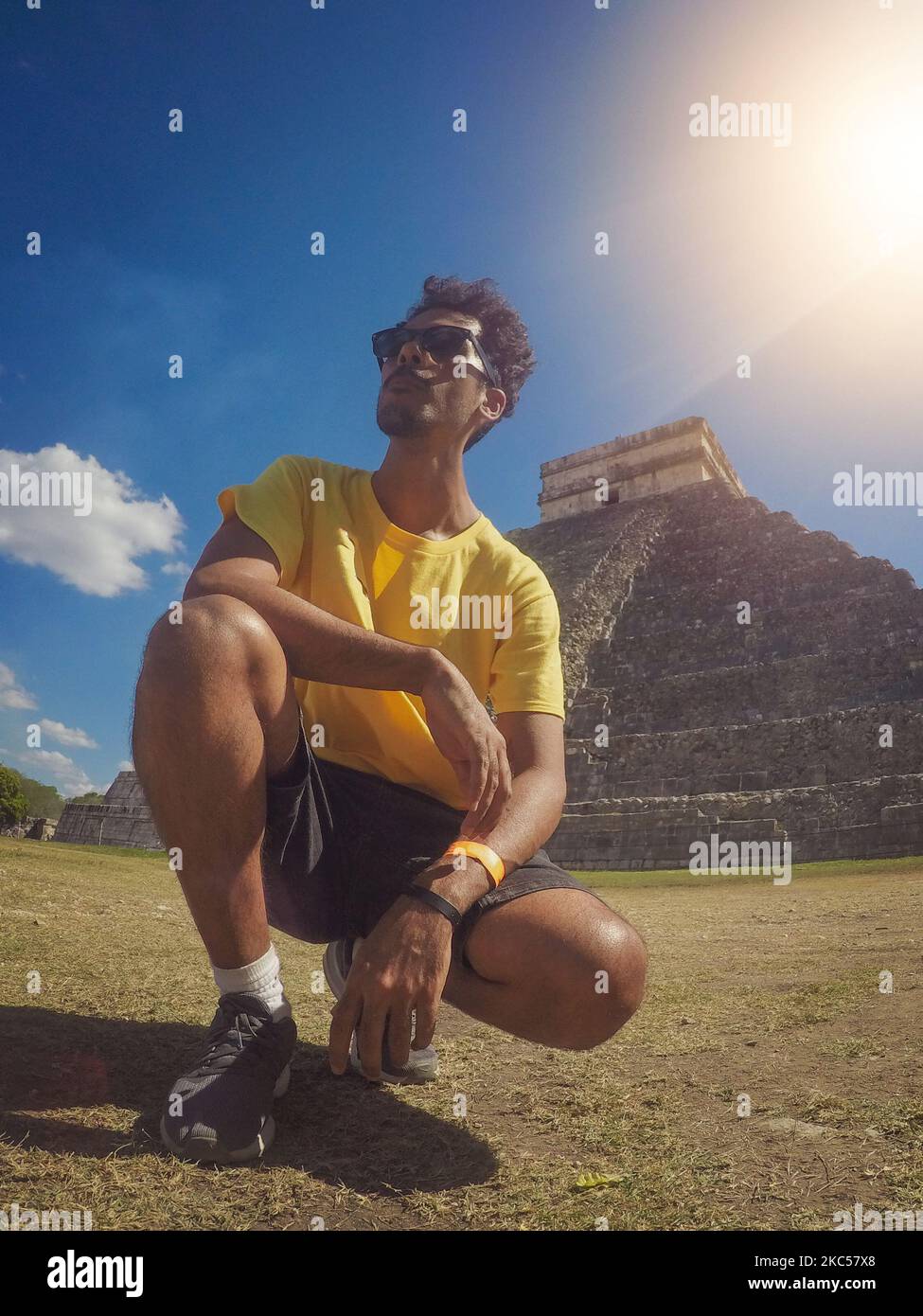 Black Man Tourist di fronte alle rovine di Piramide a Tulum in Messico. Giornata di sole nella storica città Maya per il turismo. Foto Stock