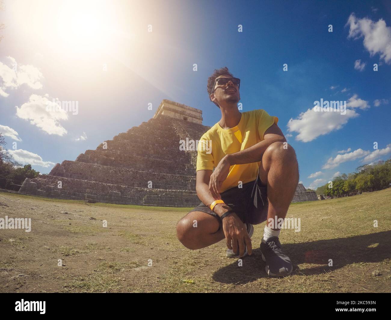 Black Man Tourist di fronte alle rovine di Piramide a Tulum in Messico. Giornata di sole nella storica città Maya per il turismo. Foto Stock