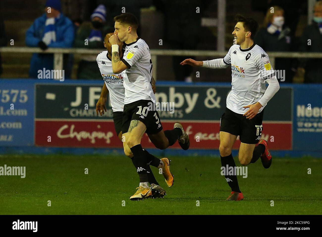 Salfords Ash Hunter celebra il suo obiettivo durante la partita della Sky Bet League 2 tra Barrow e Salford City presso Holker Street, Barrow-in-Furness sabato 5th dicembre 2020. (Foto di Chris Donnelly/MI News/NurPhoto) Foto Stock