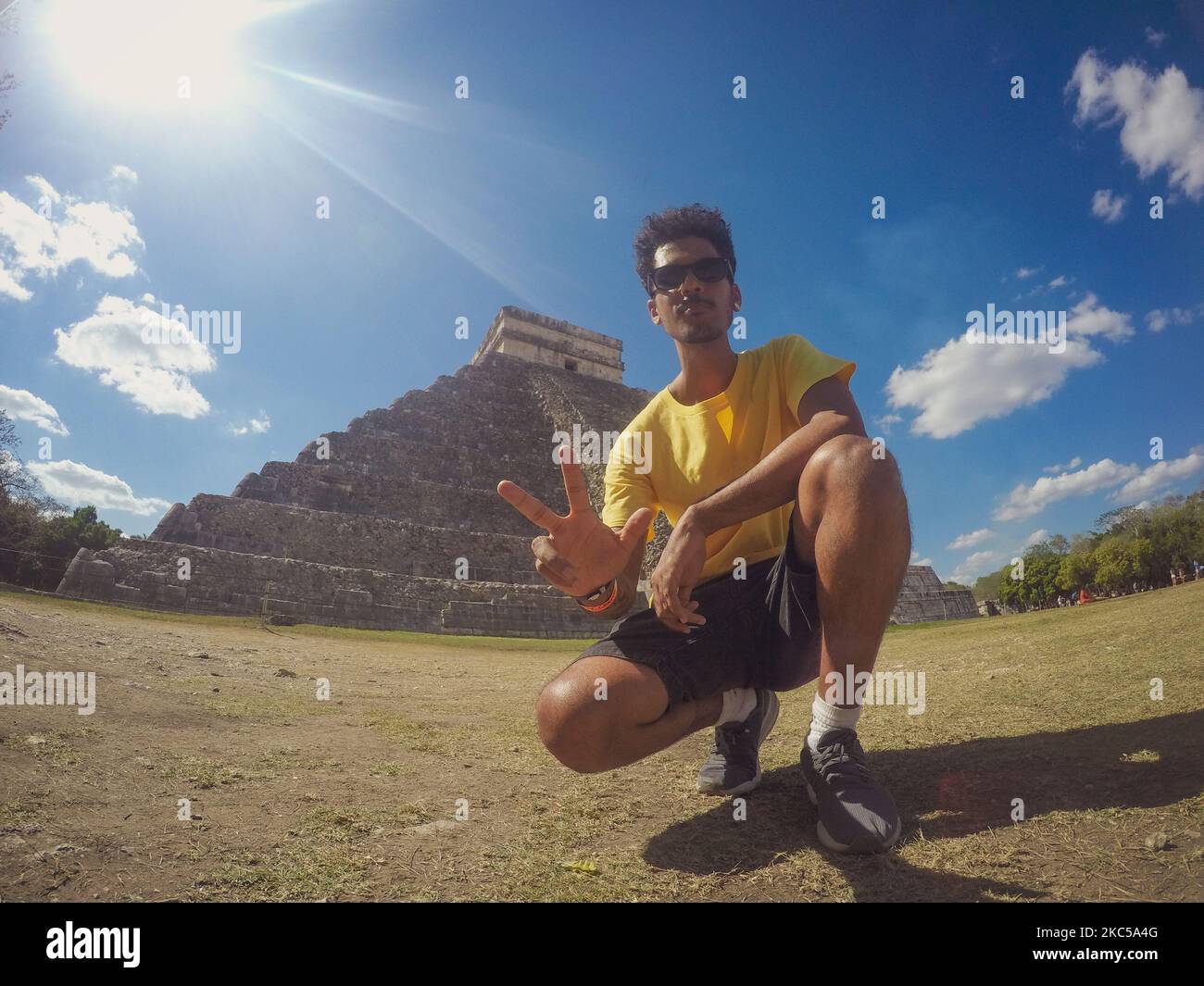 Black Man Tourist di fronte alle rovine di Piramide a Tulum in Messico. Giornata di sole nella storica città Maya per il turismo. Foto Stock