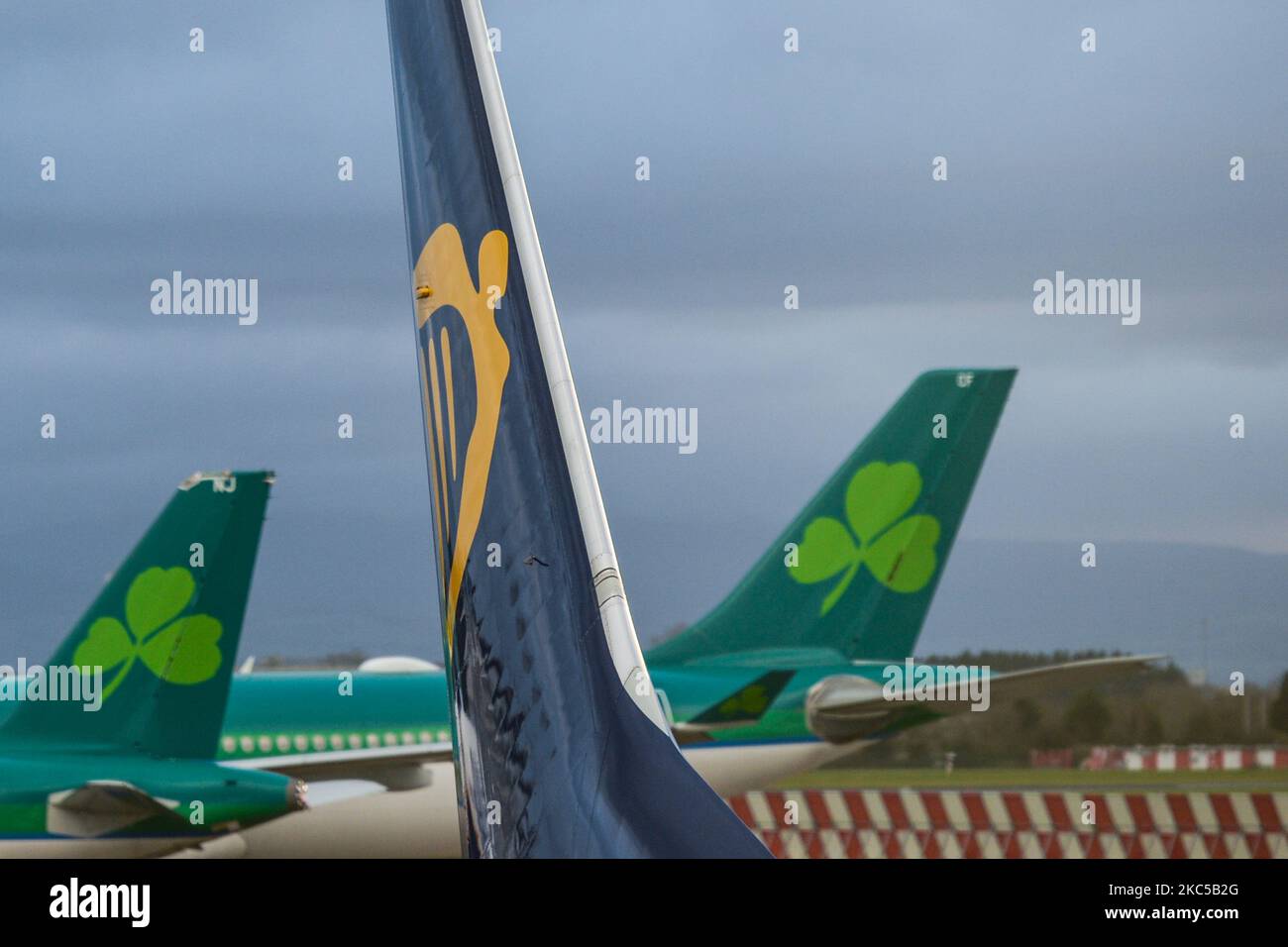 Aerei Aer Lingus e Ryanair visti a terra all'Aeroporto di Dublino, durante il livello di blocco coronavirus 3. La pandemia ha avuto un impatto 'disastante' sull'operatore dell'aeroporto di Dublino. Secondo Dalton Philips, le perdite di DAA all'inizio di settembre 2020 si avvicinavano ai €150 milioni di dollari. Molti aeroporti in tutta l'Unione europea sono ora sottoposti a forti pressioni finanziarie a causa del crollo del numero di passeggeri a causa della pandemia di Covid. Sabato 05 dicembre 2020, all'aeroporto di Dublino Dublino, Irlanda. (Foto di Artur Widak/NurPhoto) Foto Stock