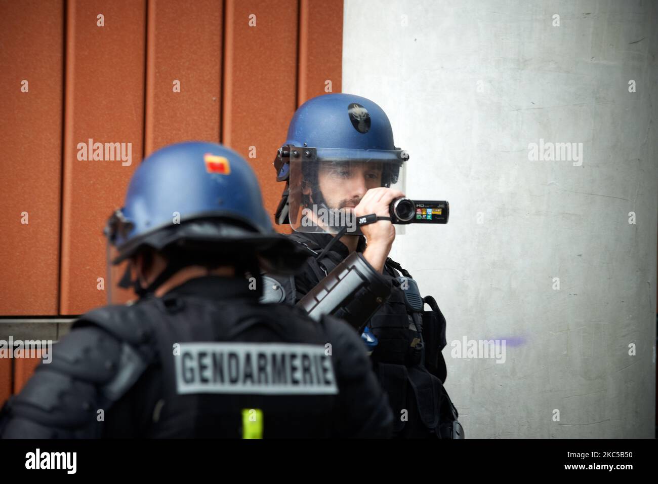 Un Gendarme Mobile (militare) film dimostranti. Più di 5000 manifestanti hanno protestato ancora una volta contro la cosiddetta legge sulla sicurezza globale promossa dal presidente francese Macron e dalla sua maggioranza. Il disegno di legge 'Global Security Law' proibirà anche a chiunque di fotografare o filmare i membri della polizia se non viene violato: I trasgressori potrebbero essere condannati fino a un anno di carcere e una multa di €45,000 dollari. Il disegno di legge prevede anche di generalizzare il riconoscimento facciale negli spazi pubblici come in Cina.il difensore dei diritti francesi, la Commissione nazionale francese per i diritti umani (organi amministrativi) e l'organo delle Nazioni Unite per i diritti umani condannano t Foto Stock