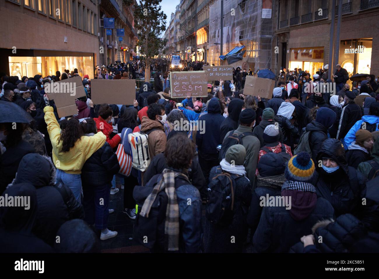 Più di 5000 manifestanti hanno protestato ancora una volta contro la cosiddetta legge sulla sicurezza globale promossa dal presidente francese Macron e dalla sua maggioranza. Il disegno di legge 'Global Security Law' proibirà anche a chiunque di fotografare o filmare i membri della polizia se non viene violato: I trasgressori potrebbero essere condannati fino a un anno di carcere e una multa di €45,000 dollari. Il progetto di legge prevede anche di generalizzare il riconoscimento facciale negli spazi pubblici come in Cina.il difensore dei diritti francesi, la Commissione nazionale francese per i diritti umani (organi amministrativi) e l'organo delle Nazioni Unite per i diritti umani condannano il progetto di legge in quanto sarà una violazione di internatio Foto Stock