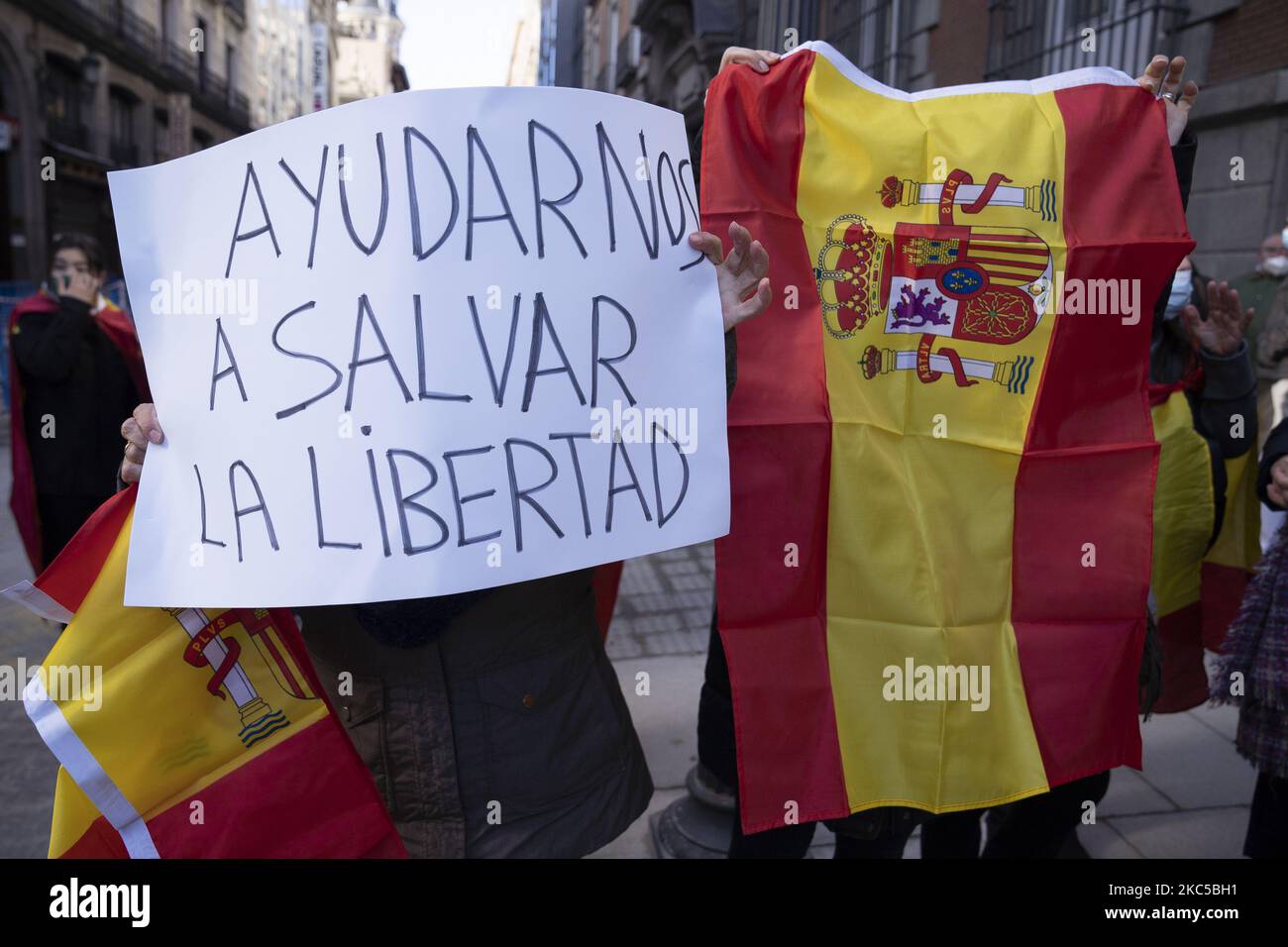 Manifestanti che mostrano bandiere di Spagna, marcia per le strade del centro di Madrid a sostegno della Costituzione del 1978 di Spagna, il giorno in cui la Costituzione spagnola è celebrata, a Madrid 6 dicembre 2020 Spagna (Foto di Oscar Gonzalez/NurPhoto) Foto Stock