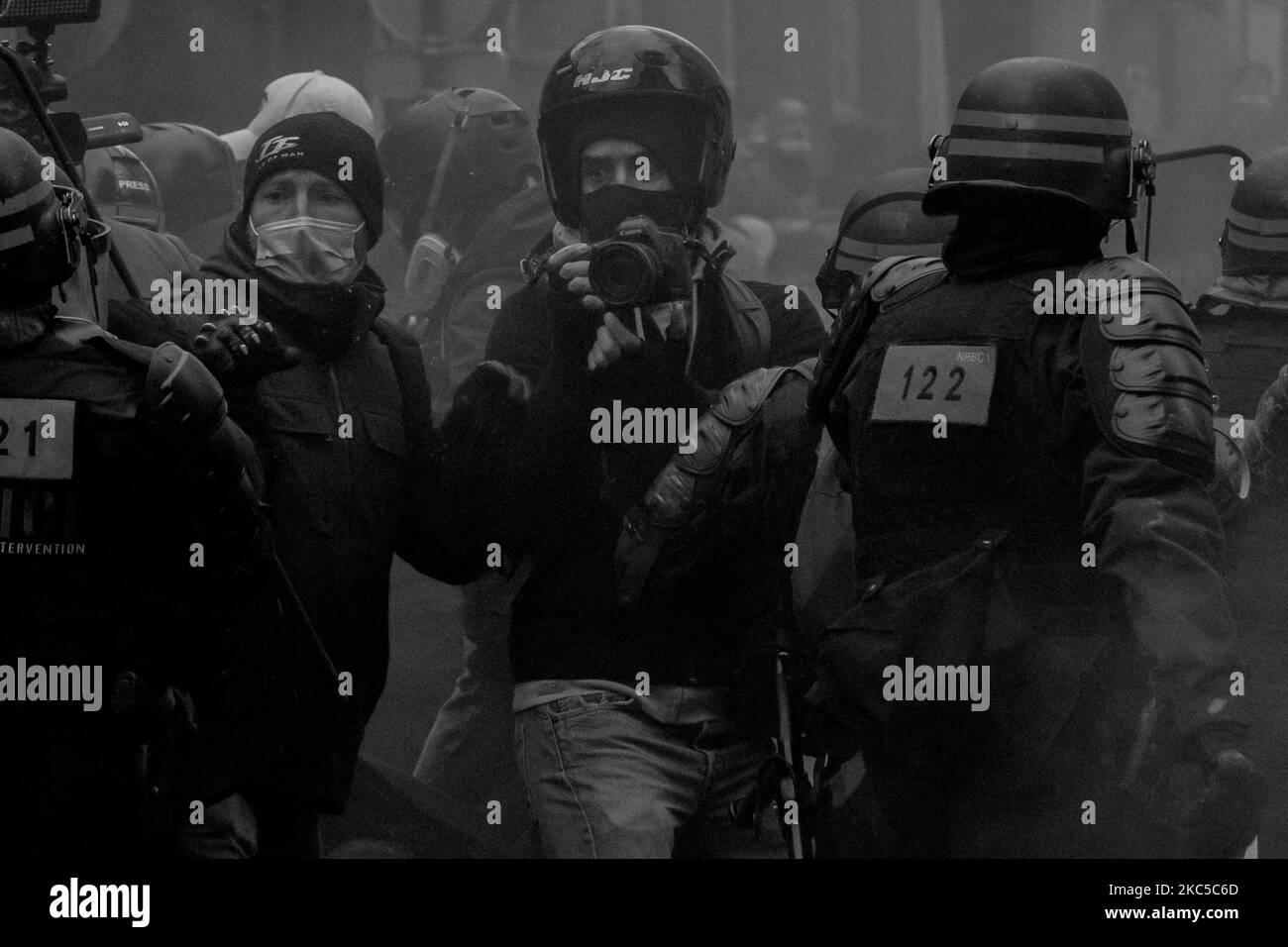 La gente partecipa a una manifestazione contro la legge sulla sicurezza globale, a Parigi, in Francia, il 5 dicembre 2020. (Foto di Estelle Ruiz/NurPhoto) Foto Stock