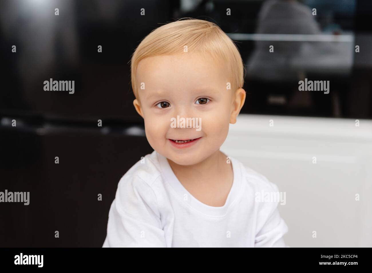 Un ragazzino carino. Ritratto di un bambino in cucina Foto Stock