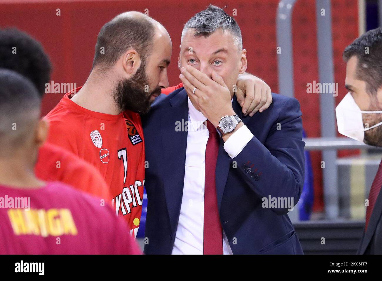 Sarunas Jasikevicius e Vassilis Spanoulis durante la partita tra FC Barcelona e Olympiacos AC, corrispondente alla settimana 9 dell'Eurolega, disputata al Palau Blaugrana, il 08th ottobre 2020, a Barcellona, Spagna. -- (Foto di Urbanandsport/NurPhoto) Foto Stock