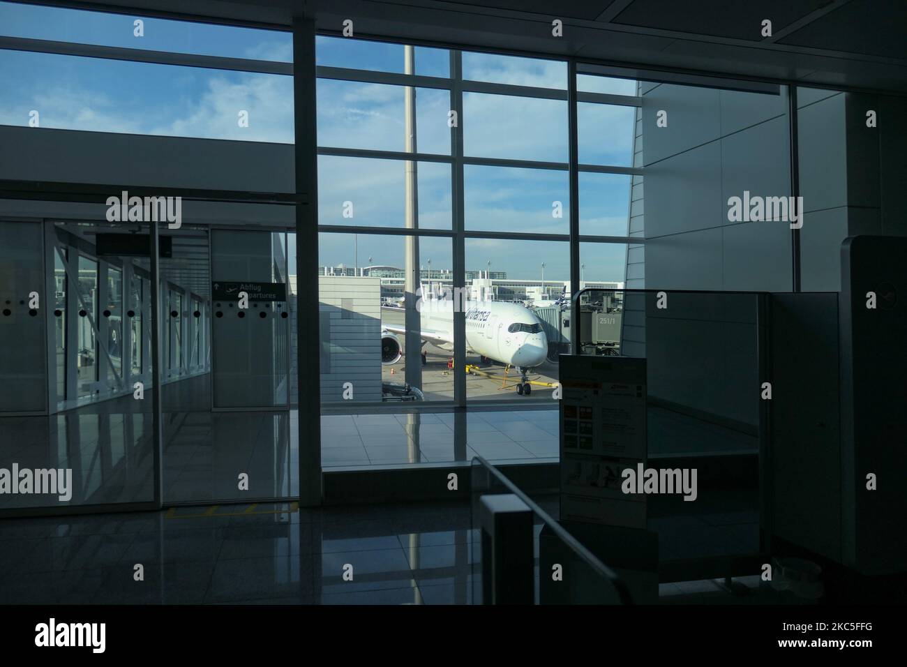 Lufthansa Airbus A350 come visto la mattina presto all'alba, all'alba e durante il giorno parcheggiato alle porte dell'aeroporto internazionale di Monaco EDDM MUC. Il moderno e avanzato velivolo da A359 o A350-900 passeggeri a scocca larga è dotato della targa D-AIXO, il nome Ulm, ed è alimentato da motori a reazione 2x RR. Deutsche Lufthansa AG DLH o LH è la più grande compagnia aerea in Germania, con base hub a Francoforte, Monaco e Berlino, ex vettore di bandiera tedesco e membro fondatore del gruppo aereo della Star Alliance. Il traffico mondiale di passeggeri è diminuito durante l'era di pandemia del coronavirus covid-19 con il Foto Stock