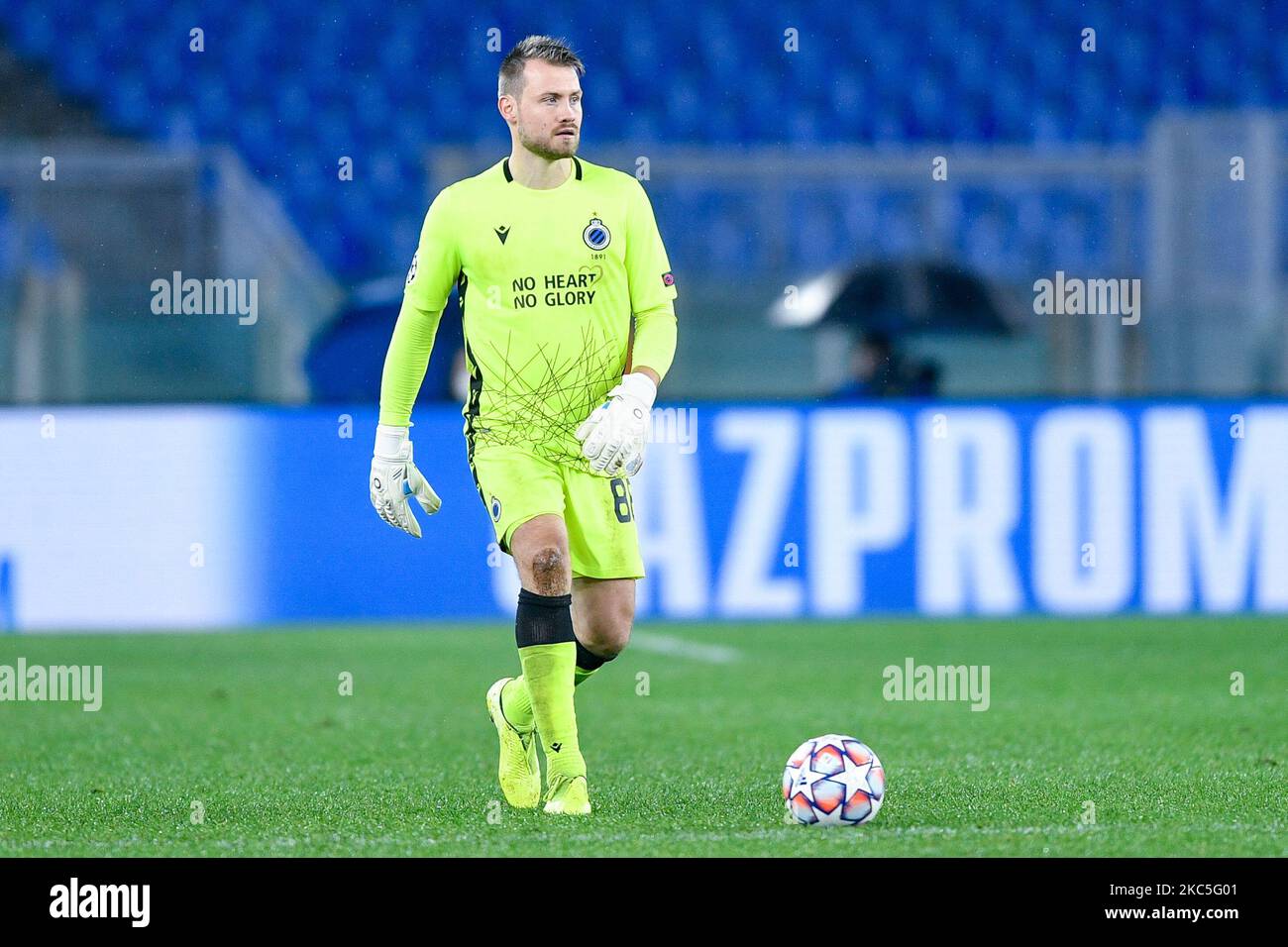 Simon Mignolet del Club Brugge durante la partita di tappa del Gruppo F della UEFA Champions League tra SS Lazio e Club Brugge allo Stadio Olimpico, Roma, Italia, il 8 dicembre 2020. (Foto di Giuseppe Maffia/NurPhoto) Foto Stock