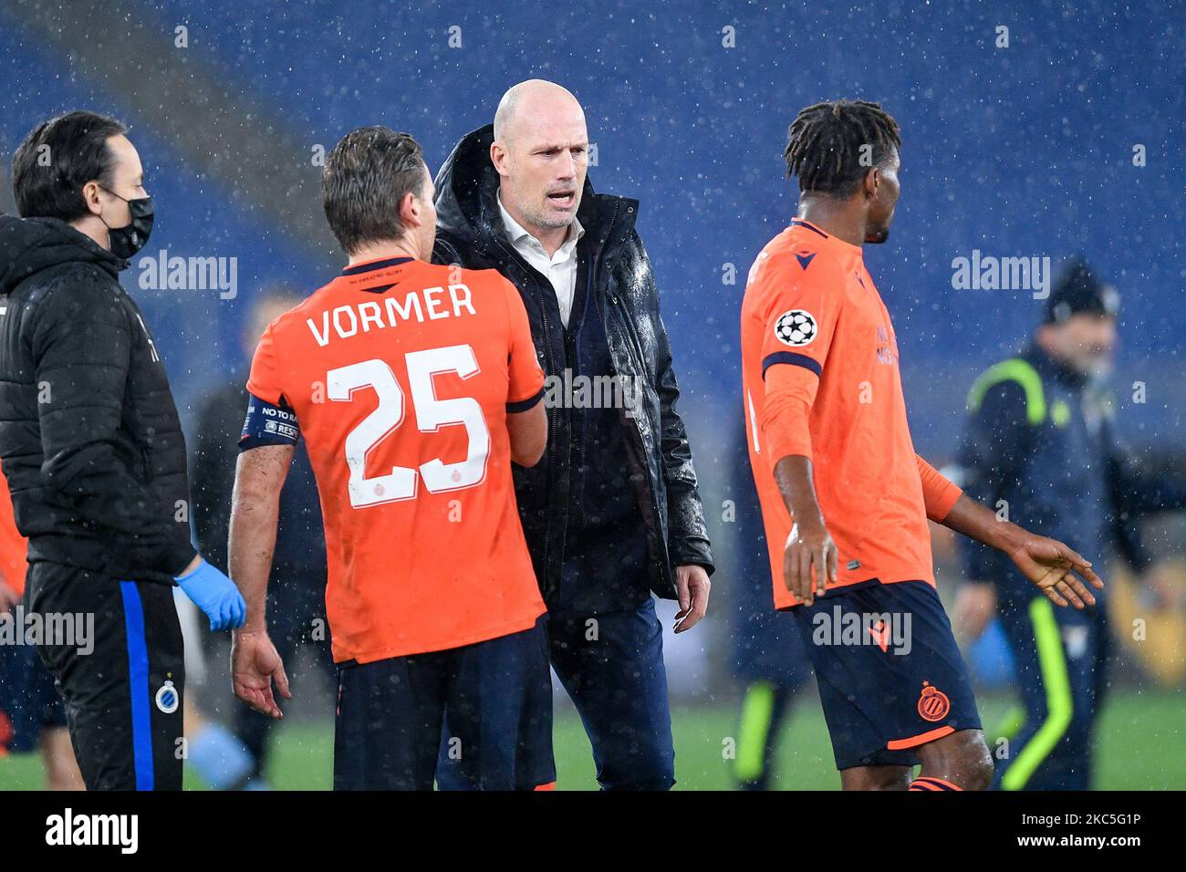 Philippe Clement, manager del Club Brugge, scrolla le mani con Ruud Vormer del Club Brugge durante la partita di tappa UEFA Champions League Group F tra SS Lazio e Club Brugge allo Stadio Olimpico, Roma, Italia, il 8 dicembre 2020. (Foto di Giuseppe Maffia/NurPhoto) Foto Stock