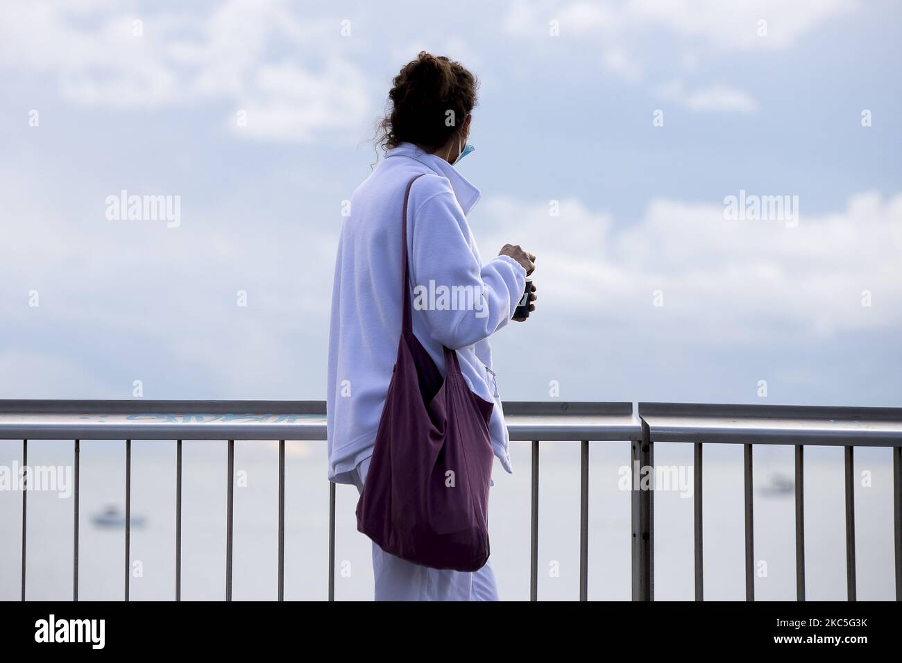 Un gruppo di operatori sanitari dell'Ospedale del Mar riposa di fronte alla spiaggia di Barcellona durante il confinamento parziale della crisi sanitaria COVID-19 / Coronavirus. A Barcellona, Catalogna, Spagna, il 5 2020 dicembre. (Foto di Albert Llop/NurPhoto) Foto Stock