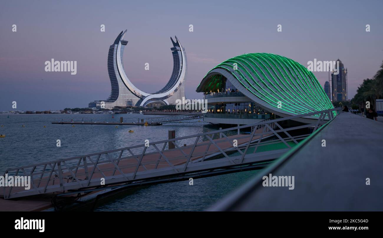 Progetto Katara Towers nel porto turistico di Lusail, vista del tramonto in Qatar. Concetto dell'industria delle costruzioni. Foto Stock