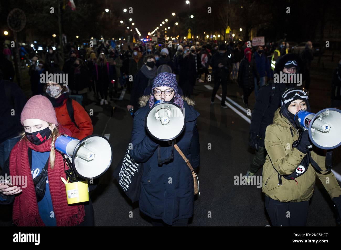 I giovani attivisti del clima si sono riuniti davanti all'ufficio del PM per protestare contro la negligenza della questione climatica, a Varsavia, Polonia, il 9 dicembre 2020. I manifestanti hanno votato contro il veto polacco alle politiche climatiche dell'UE, spingendo per la discussione di soluzioni più serie nel corso della riunione UE in fase di rivolta. La protesta è stata sostenuta anche dallo sciopero delle donne (che ha portato recenti proteste in Polonia). Quello che era previsto come una marcia, è stato fermato dalla polizia, così i partecipanti hanno deciso su un blocco stradale. Dopo 2 ore è stato sbloccato dalla polizia. (Foto di Piotr Lapinski/NurPhoto) Foto Stock