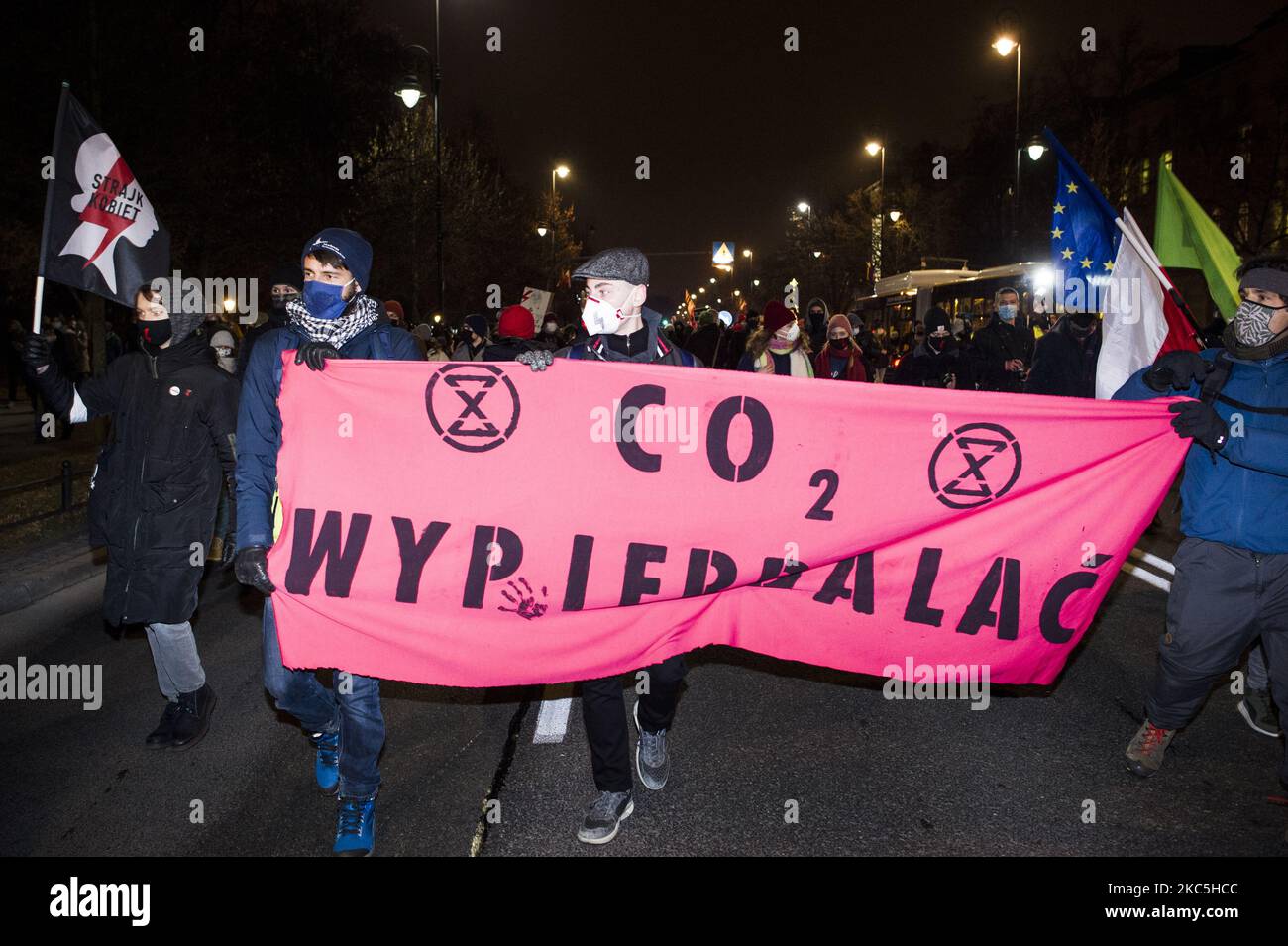 I giovani attivisti del clima si sono riuniti davanti all'ufficio del PM per protestare contro la negligenza della questione climatica, a Varsavia, Polonia, il 9 dicembre 2020. I manifestanti hanno votato contro il veto polacco alle politiche climatiche dell'UE, spingendo per la discussione di soluzioni più serie nel corso della riunione UE in fase di rivolta. La protesta è stata sostenuta anche dallo sciopero delle donne (che ha portato recenti proteste in Polonia). Quello che era previsto come una marcia, è stato fermato dalla polizia, così i partecipanti hanno deciso su un blocco stradale. Dopo 2 ore è stato sbloccato dalla polizia. (Foto di Piotr Lapinski/NurPhoto) Foto Stock