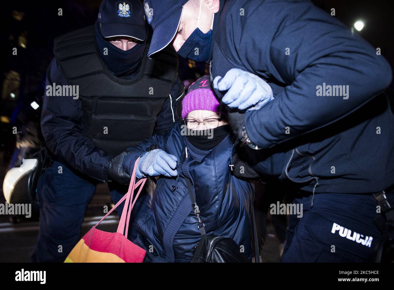 I giovani attivisti del clima si sono riuniti davanti all'ufficio del PM per protestare contro la negligenza della questione climatica, a Varsavia, Polonia, il 9 dicembre 2020. I manifestanti hanno votato contro il veto polacco alle politiche climatiche dell'UE, spingendo per la discussione di soluzioni più serie nel corso della riunione UE in fase di rivolta. La protesta è stata sostenuta anche dallo sciopero delle donne (che ha portato recenti proteste in Polonia). Quello che era previsto come una marcia, è stato fermato dalla polizia, così i partecipanti hanno deciso su un blocco stradale. Dopo 2 ore è stato sbloccato dalla polizia. (Foto di Piotr Lapinski/NurPhoto) Foto Stock