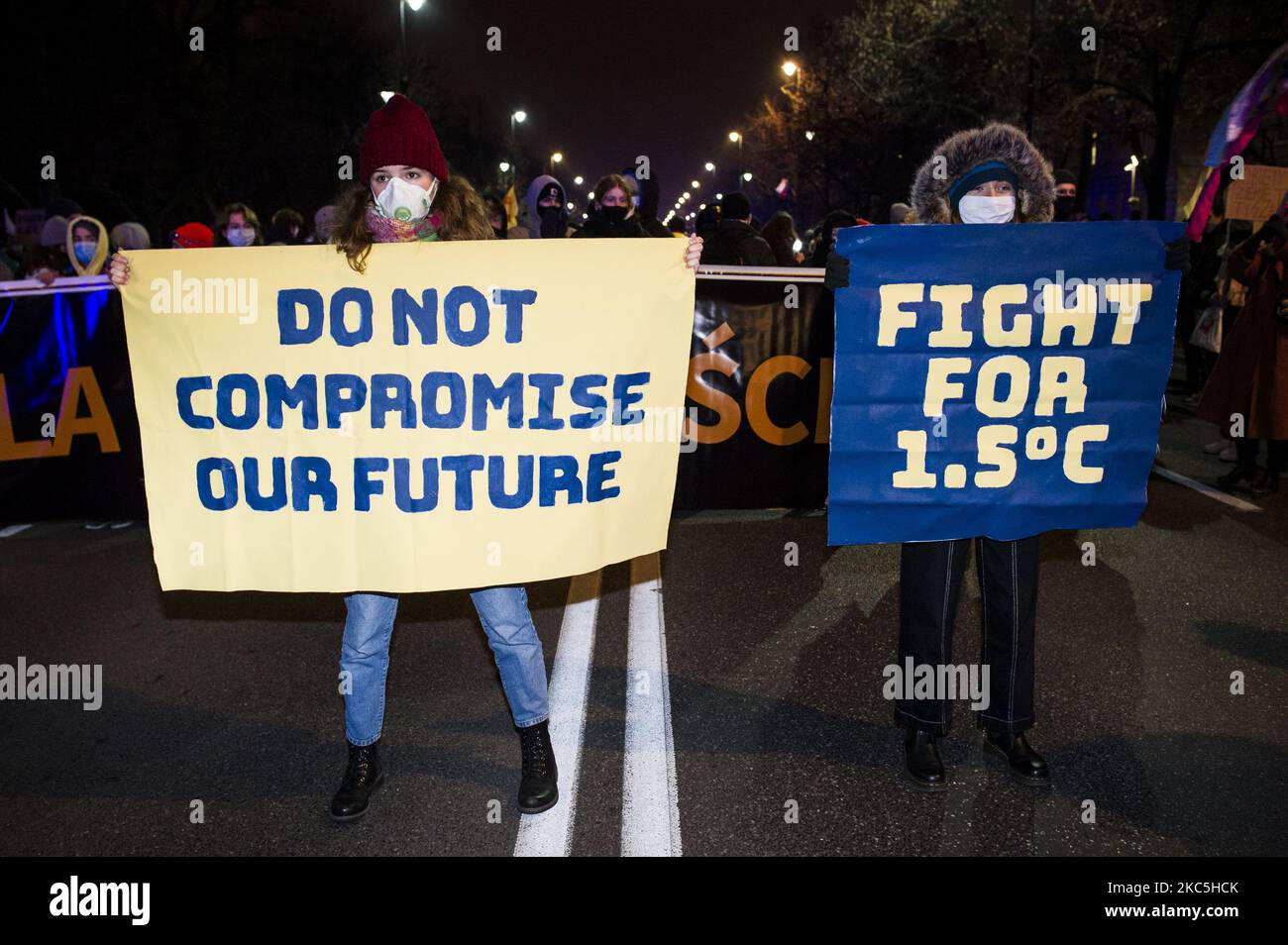 I giovani attivisti del clima si sono riuniti davanti all'ufficio del PM per protestare contro la negligenza della questione climatica, a Varsavia, Polonia, il 9 dicembre 2020. I manifestanti hanno votato contro il veto polacco alle politiche climatiche dell'UE, spingendo per la discussione di soluzioni più serie nel corso della riunione UE in fase di rivolta. La protesta è stata sostenuta anche dallo sciopero delle donne (che ha portato recenti proteste in Polonia). Quello che era previsto come una marcia, è stato fermato dalla polizia, così i partecipanti hanno deciso su un blocco stradale. Dopo 2 ore è stato sbloccato dalla polizia. (Foto di Piotr Lapinski/NurPhoto) Foto Stock