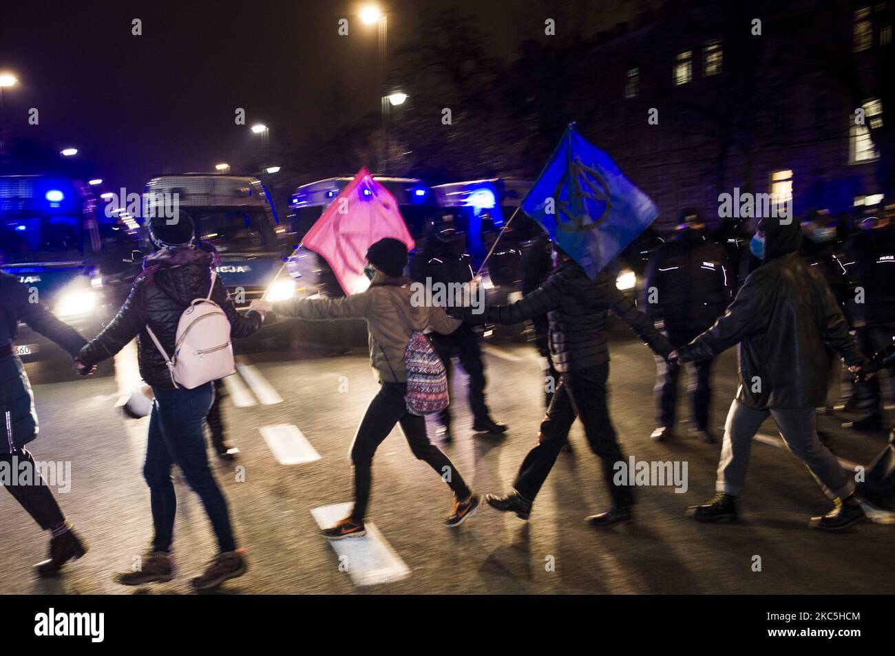 I giovani attivisti del clima si sono riuniti davanti all'ufficio del PM per protestare contro la negligenza della questione climatica, a Varsavia, Polonia, il 9 dicembre 2020. I manifestanti hanno votato contro il veto polacco alle politiche climatiche dell'UE, spingendo per la discussione di soluzioni più serie nel corso della riunione UE in fase di rivolta. La protesta è stata sostenuta anche dallo sciopero delle donne (che ha portato recenti proteste in Polonia). Quello che era previsto come una marcia, è stato fermato dalla polizia, così i partecipanti hanno deciso su un blocco stradale. Dopo 2 ore è stato sbloccato dalla polizia. (Foto di Piotr Lapinski/NurPhoto) Foto Stock