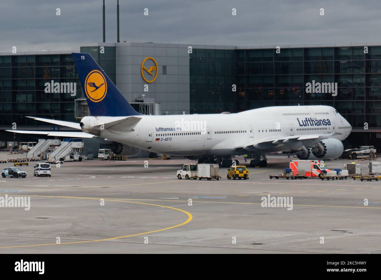 Lufthansa Boeing 747-8 a due piani, un velivolo iconico visto nell'aeroporto di Francoforte fra. Il grande aereo è conosciuto come Regina dei cieli, un moderno e avanzato Boeing B747 a quattro motori, con la registrazione D-ABYD, il nome Meclemburgo-Vorpommern e alimentato da motori jet 4x GE. Deutsche Lufthansa AG DLH o LH è la più grande compagnia aerea in Germania, con base hub a Francoforte, Monaco e Berlino, ex vettore di bandiera tedesco e membro fondatore del gruppo aereo della Star Alliance. Il traffico mondiale di passeggeri è diminuito durante l'era della pandemia del coronavirus covid-19 con l'industria in difficoltà Foto Stock