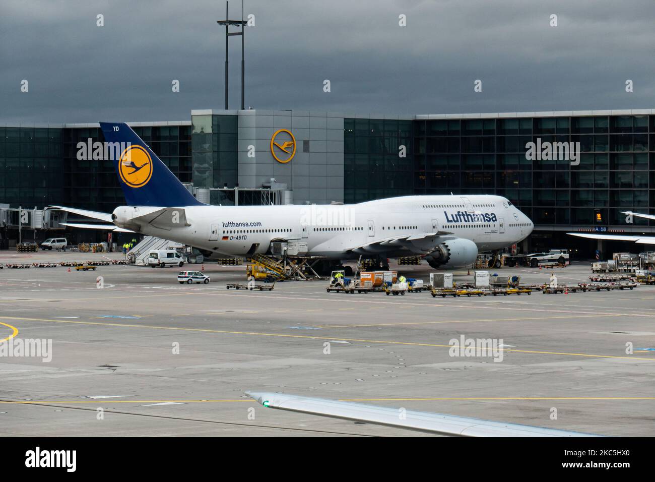 Lufthansa Boeing 747-8 a due piani, un velivolo iconico visto nell'aeroporto di Francoforte fra. Il grande aereo è conosciuto come Regina dei cieli, un moderno e avanzato Boeing B747 a quattro motori, con la registrazione D-ABYD, il nome Meclemburgo-Vorpommern e alimentato da motori jet 4x GE. Deutsche Lufthansa AG DLH o LH è la più grande compagnia aerea in Germania, con base hub a Francoforte, Monaco e Berlino, ex vettore di bandiera tedesco e membro fondatore del gruppo aereo della Star Alliance. Il traffico mondiale di passeggeri è diminuito durante l'era della pandemia del coronavirus covid-19 con l'industria in difficoltà Foto Stock