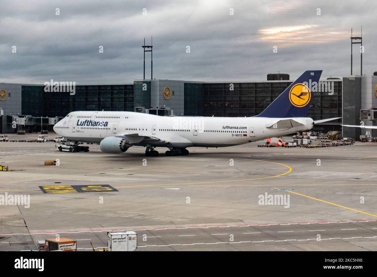 Lufthansa Boeing 747-8 a due piani, un velivolo iconico visto nell'aeroporto di Francoforte fra. Il grande aereo è conosciuto come Regina dei cieli, un moderno e avanzato Boeing B747 a quattro motori, con la registrazione D-ABYD, il nome Meclemburgo-Vorpommern e alimentato da motori jet 4x GE. Deutsche Lufthansa AG DLH o LH è la più grande compagnia aerea in Germania, con base hub a Francoforte, Monaco e Berlino, ex vettore di bandiera tedesco e membro fondatore del gruppo aereo della Star Alliance. Il traffico mondiale di passeggeri è diminuito durante l'era della pandemia del coronavirus covid-19 con l'industria in difficoltà Foto Stock