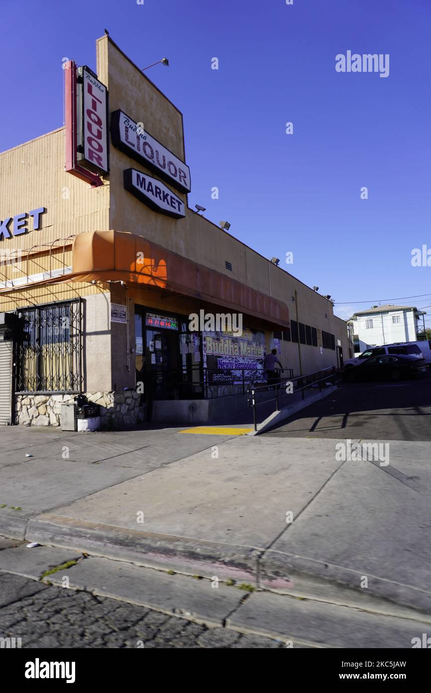 Uno scatto verticale di un negozio di liquori West Los Angeles Street Foto Stock