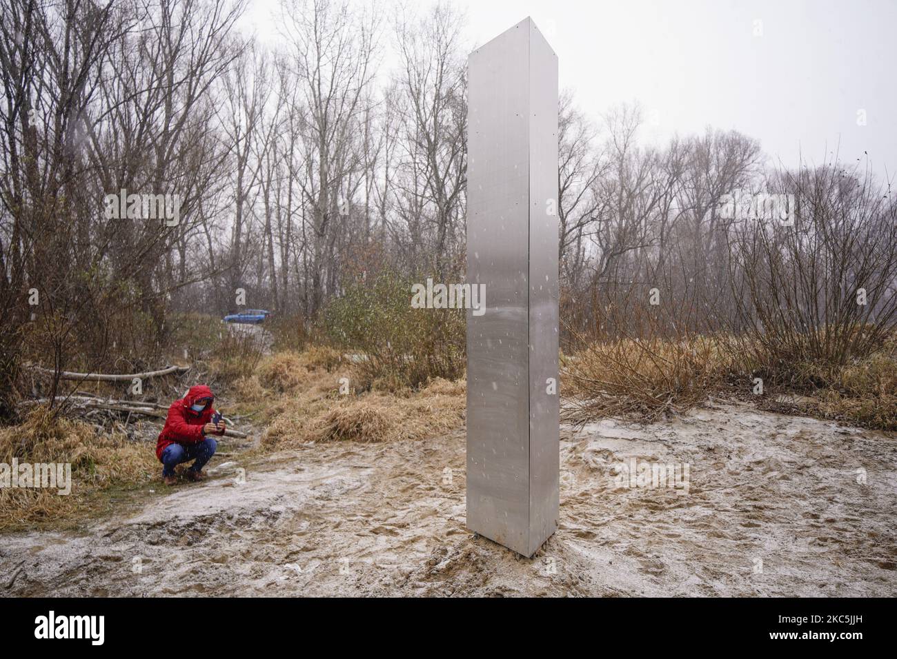 Una struttura metallica simile ad un monolito metallico è vista vicino al fiume Vistola a Varsavia, in Polonia, il 10 dicembre 2020. Il 18 novembre i biologi hanno scoperto una struttura monolitica in una località remota dello Utah. Più tardi strutture simili apparvero in California, Romania e Gran Bretagna. (Foto di Jaap Arriens/NurPhoto) Foto Stock