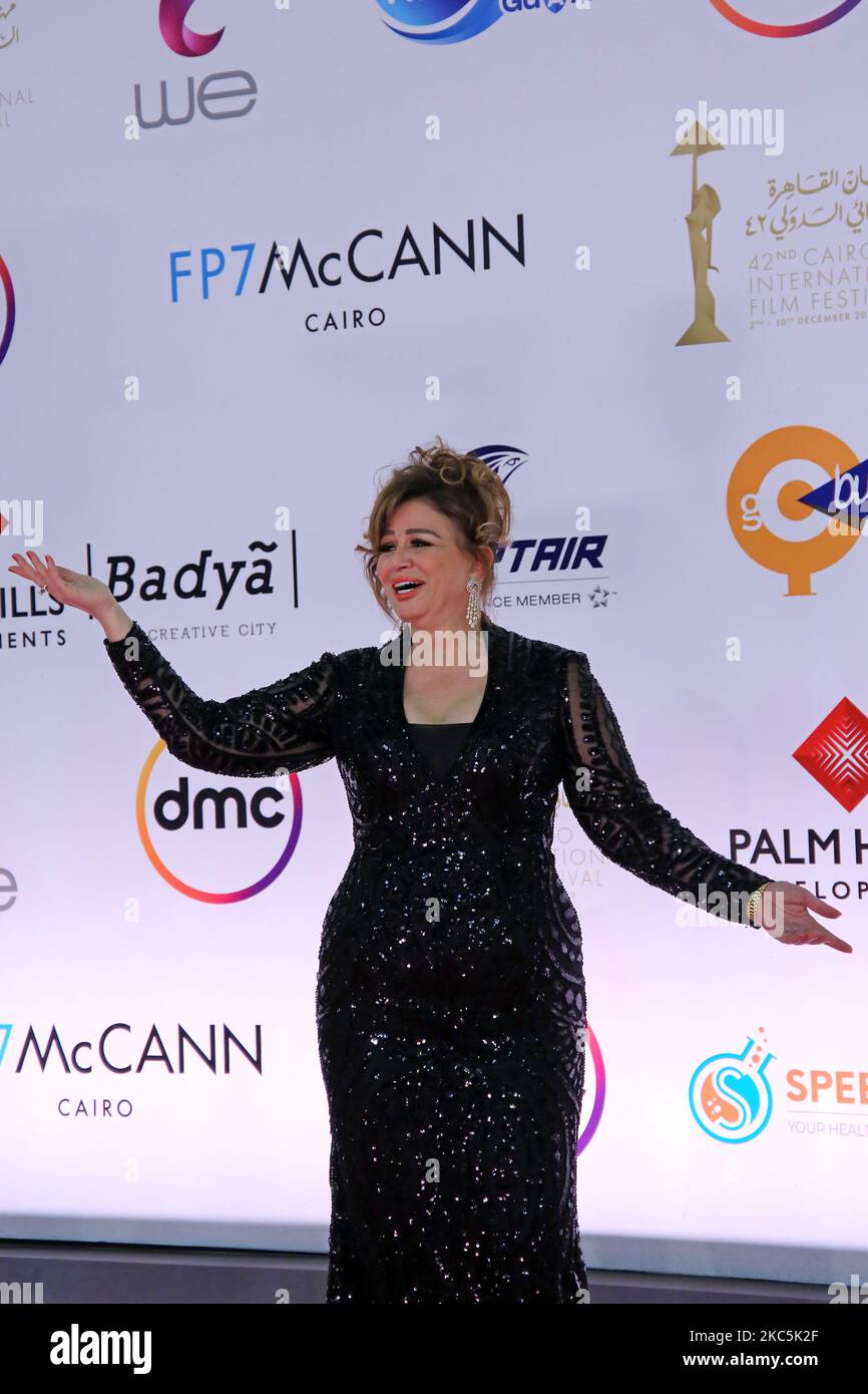 Attrice Elham Shahinposes sul tappeto rosso durante la cerimonia di chiusura del 42nd Cairo International Film Festival (CFF) Cairo , Egitto il 10 dicembre 2020 (Foto di Fadel Dawod/NurPhoto) Foto Stock