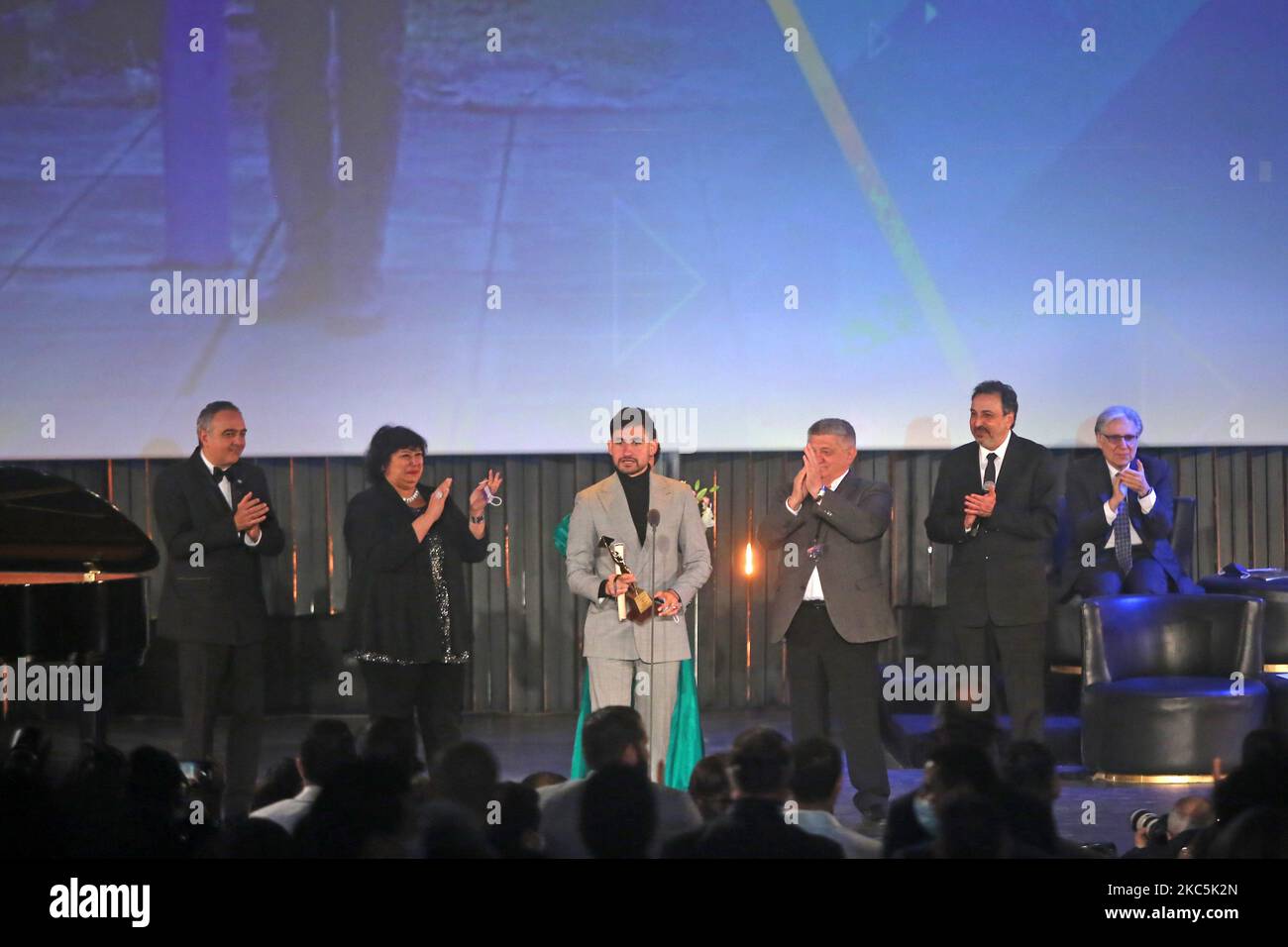 L'attore Amir al-Masry vince il Golden Pyramid Award per il miglior film per (Limbo) , riceve un premio durante la cerimonia di chiusura del 42nd° Festival Internazionale del Film del Cairo (CIFF) Cairo , Egitto il 10 dicembre 2020 (Foto di Fadel Dawod/NurPhoto) Foto Stock