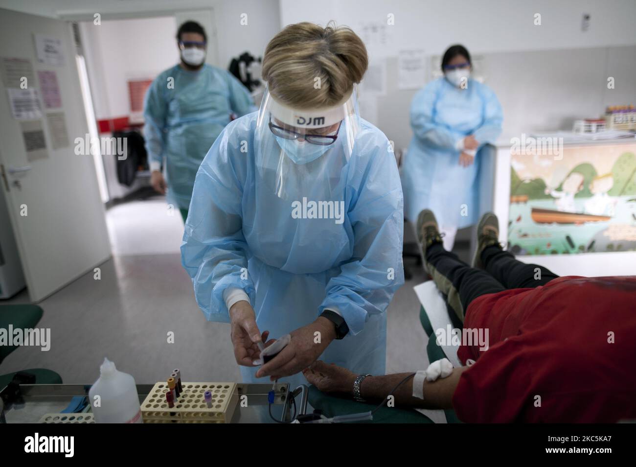 Ritratto degli operatori sanitari, durante la donazione di sangue con protezione Covid-19, a l'Aquila, Abruzzo, Italia, il 11 dicembre, 2020. (Foto di Andrea Mancini/NurPhoto) Foto Stock