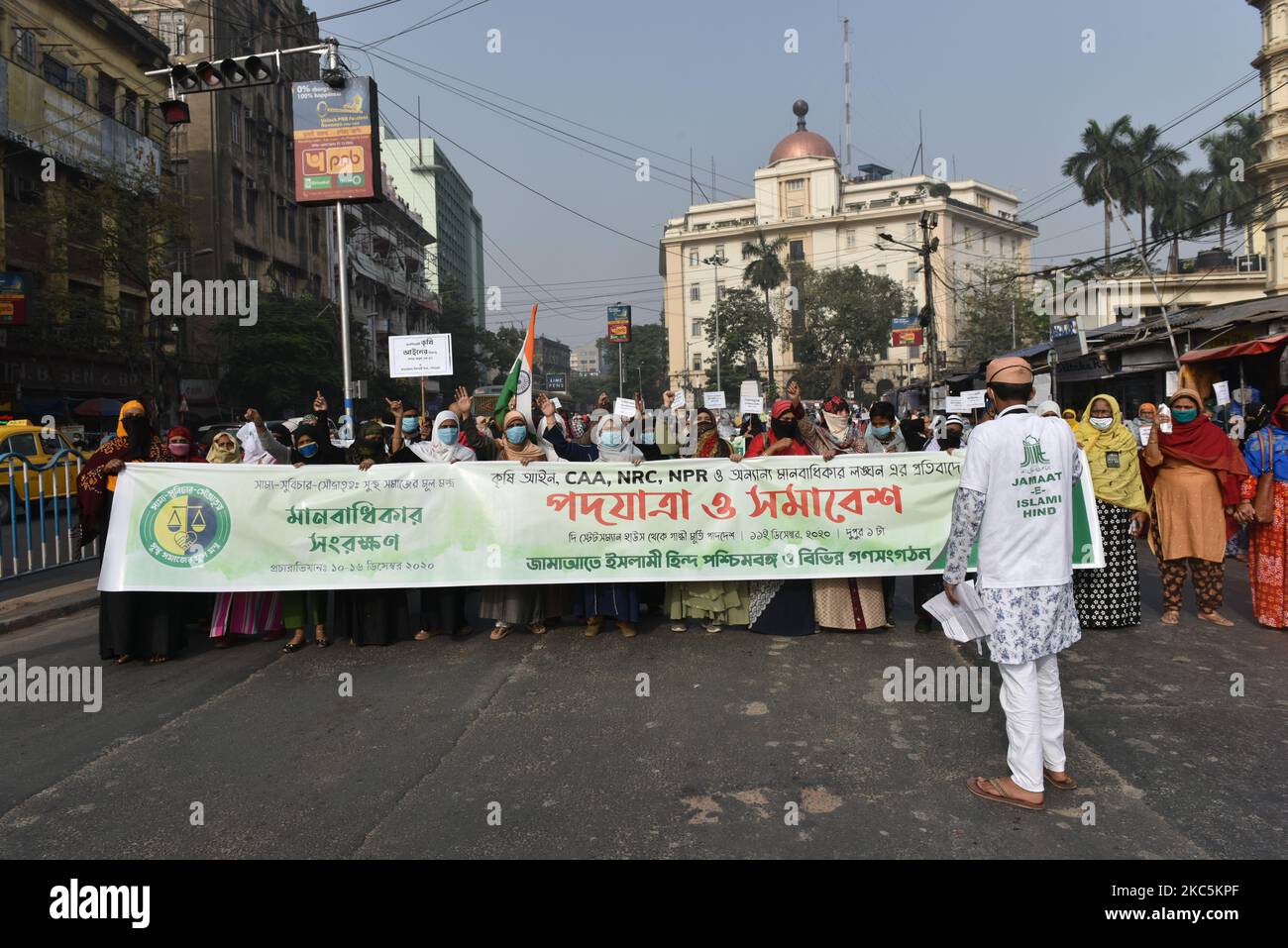 La gente partecipa a una manifestazione contro il controverso Citizenship Amendment Act, svoltasi a Kolkata, in India, il 11 dicembre 2020. Un anno fa, il 11th 2019 dicembre, il parlamento indiano ha approvato il controverso atto di modifica della cittadinanza introdotto dal Ministro degli interni Amit Shah. (Foto di Sukhomoy Sen/NurPhoto) Foto Stock