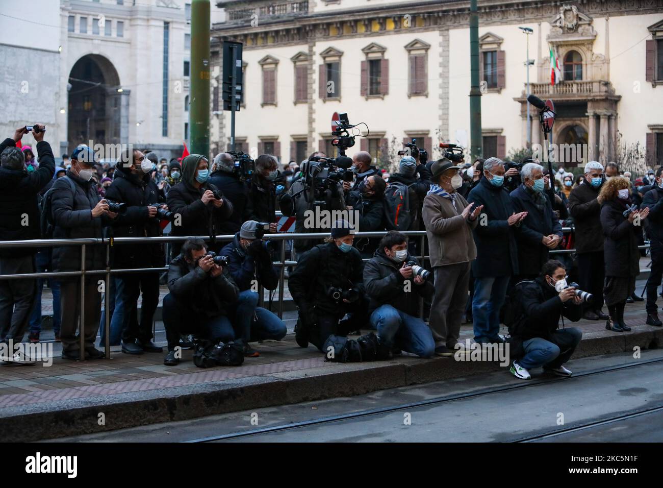 Commemorazione del bombardamento di Piazza Fontana a Milano, Milano, Italia, il 12 2020 dicembre. Il bombardamento di Piazza Fontana fu un attentato terroristico avvenuto il 12 dicembre 1969, quando una bomba esplose presso la sede della Banca Nazionale dell'Agricoltura di Piazza Fontana (nei pressi del Duomo) a Milano, uccidendo 17 persone e ferendo 88 persone. Lo stesso pomeriggio, altre tre bombe sono state detonate a Roma e a Milano, e un'altra è stata trovata inesplosa. (Foto di Mairo Cinquetti/NurPhoto) Foto Stock