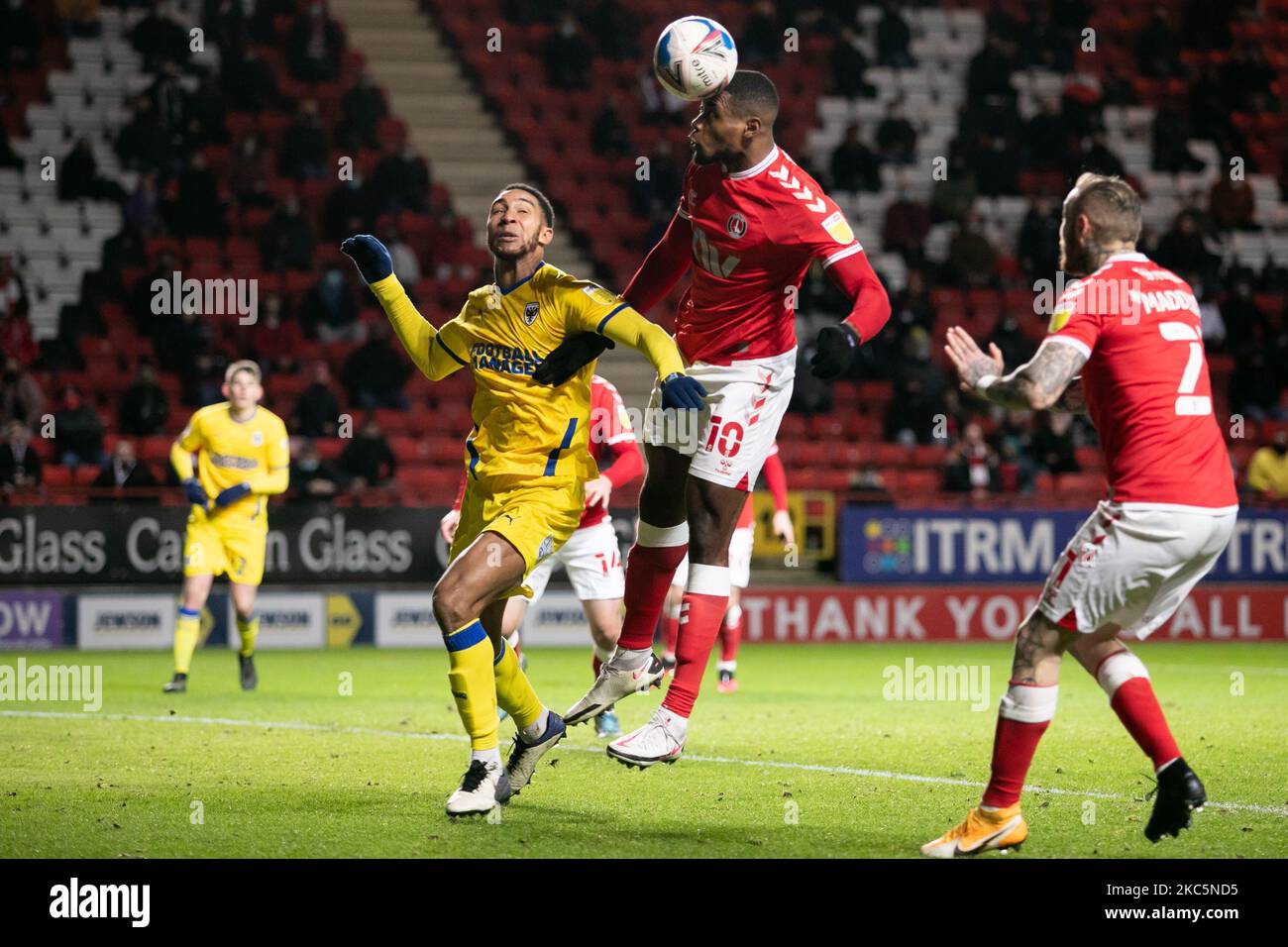 Chuks Aneke con un titolo durante la partita della Sky Bet League 1 tra Charlton Athletic e AFC Wimbledon at the Valley, Londra, sabato 12th dicembre 2020. (Foto di Juan Gasparini/MI News/NurPhoto) Foto Stock